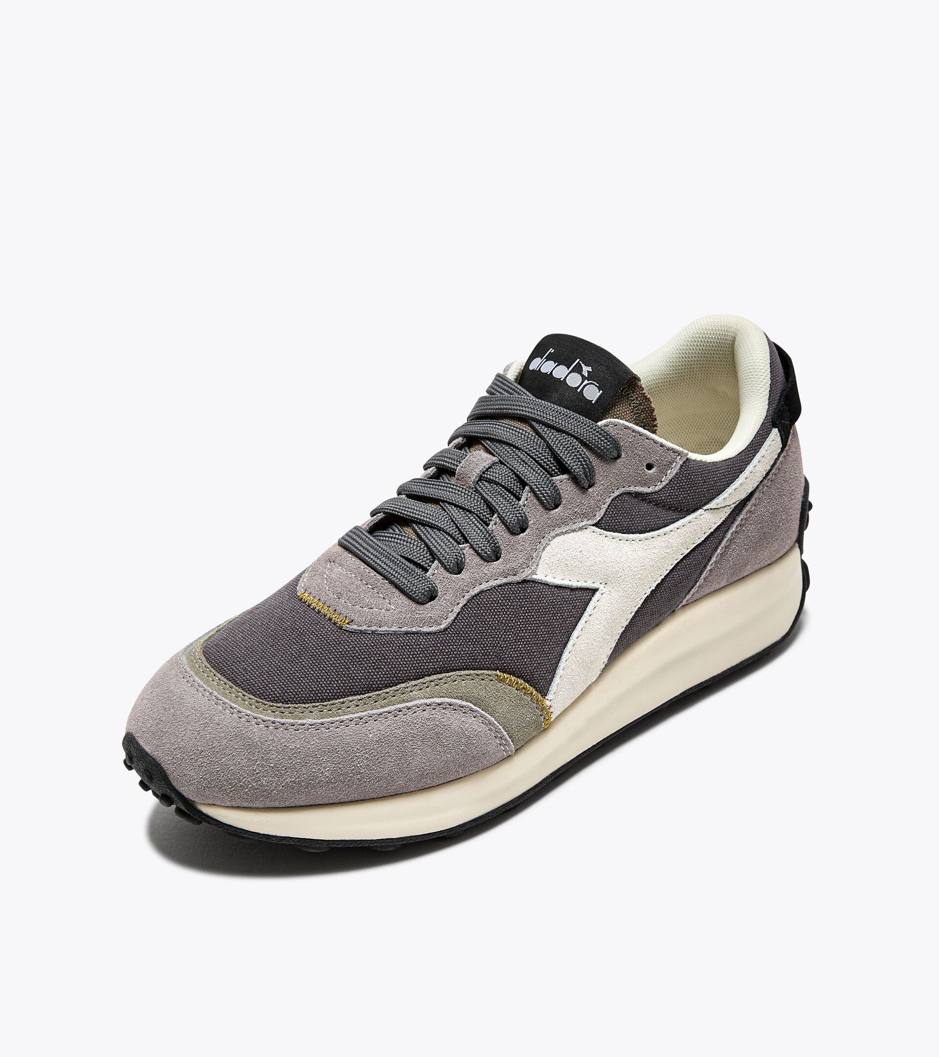 Sporty sneakers - All-Gender RACE SUEDE SW NEUTRAL GRY/CASTLEROCK/DRIED - Diadora