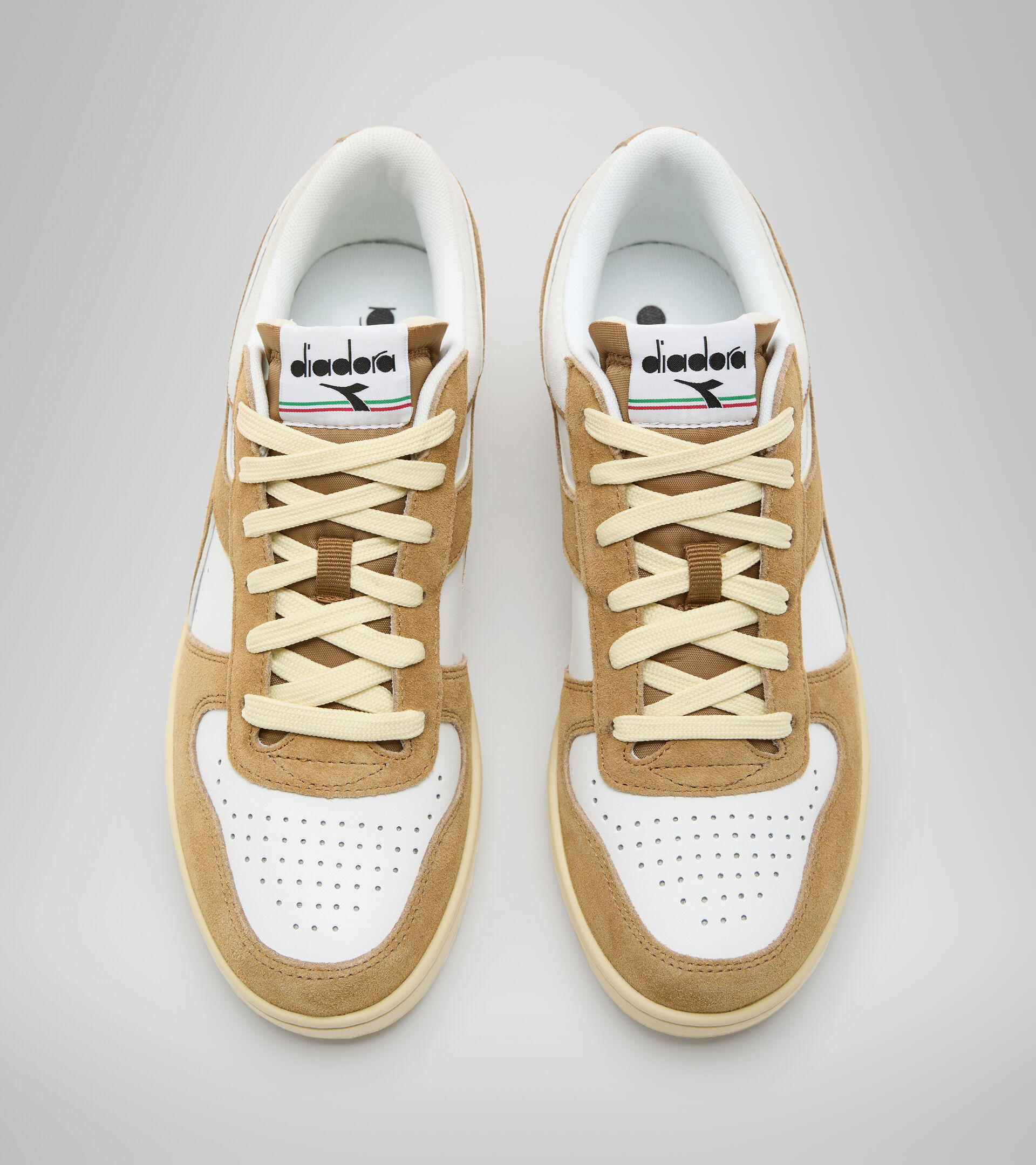 Sporty sneakers - Unisex MAGIC BASKET LOW SUEDE LEATHER WHITE/BROWN DIJON - Diadora