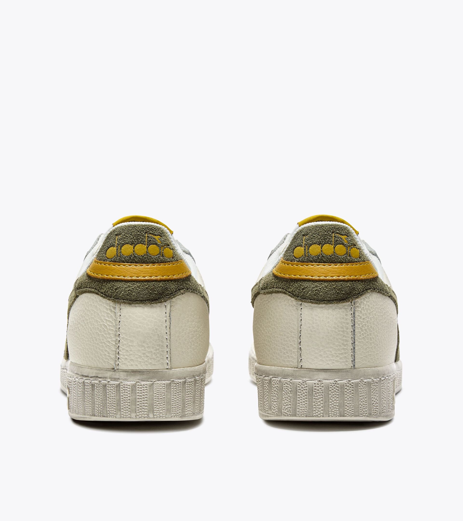 Sporty sneakers - All-Gender GAME L LOW WAXED SUEDE POP WHITE/DEEP LICHEN GREEN - Diadora