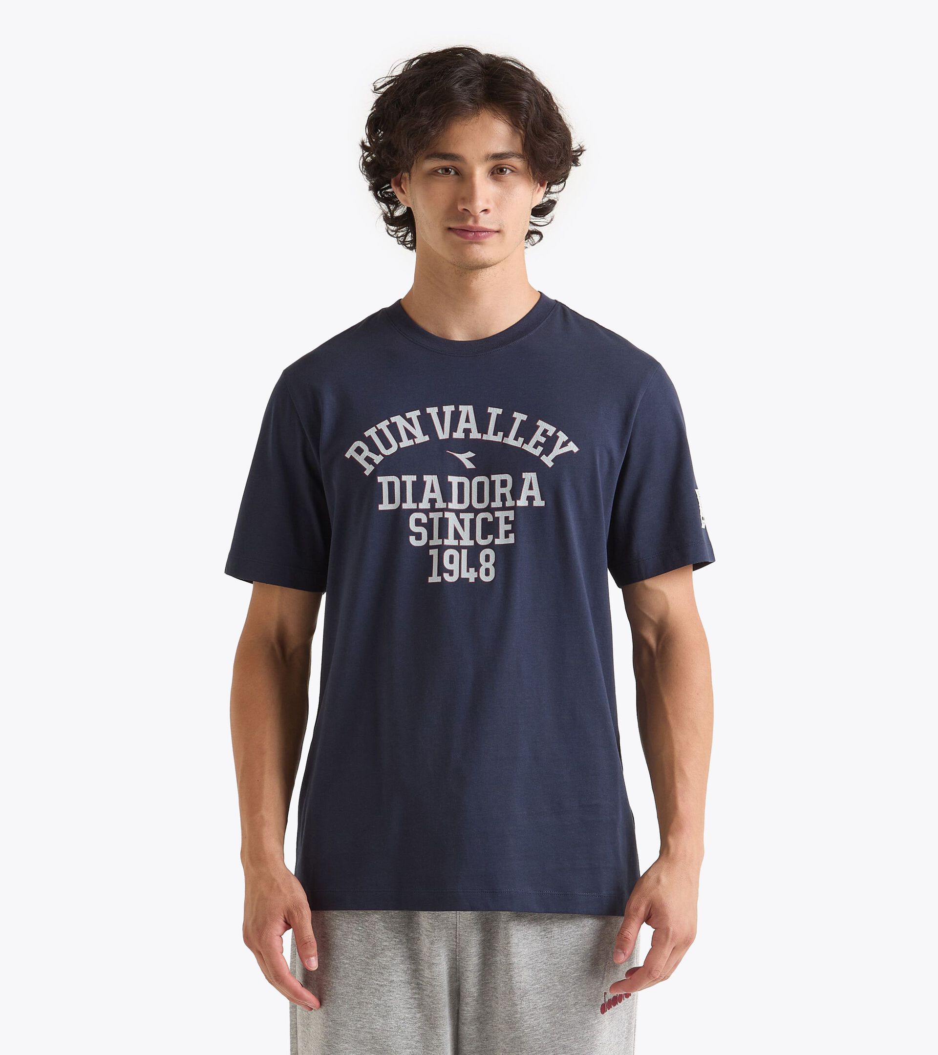 Camiseta de estilo universitario - Run Valley - Para todos los géneros
T-SHIRT SS RUN VALLEY AZUL NOCHE - Diadora