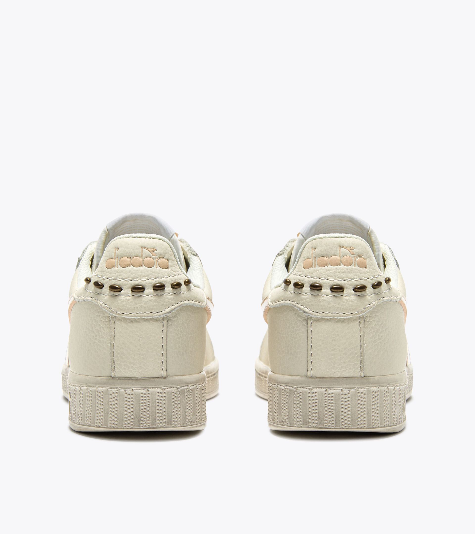 Zapatilla deportiva de piel - Mujer
GAME L LOW WAXED STUDS WN FELICIDAD PURA - Diadora