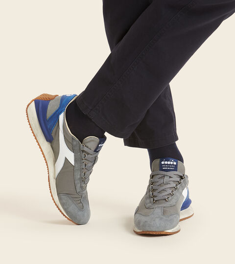 EQUIPE MAD ITALIA NUBUCK SW, NEUTRO GRIS Zapatillas Heritage Made in Italy - Unisex EQUIPE MAD ITALIA NUBUCK SW NEUTRO GRIS - Diadora