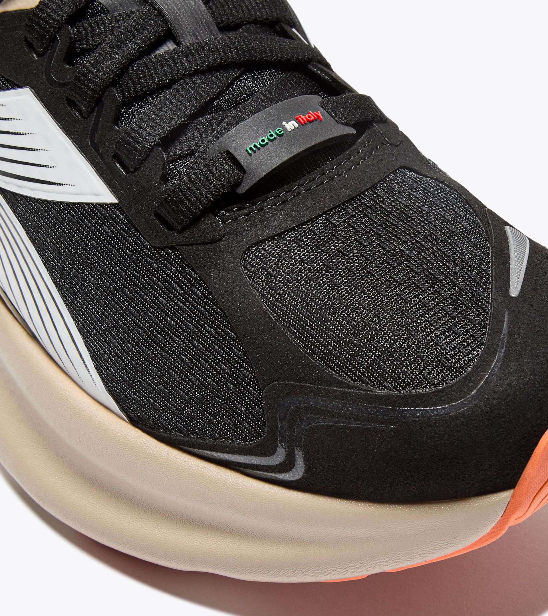 Made in Italy running shoe - Lightness and cushioning - All-Gender ATOMO STAR BLACK/WHITE/HUMUS - Diadora