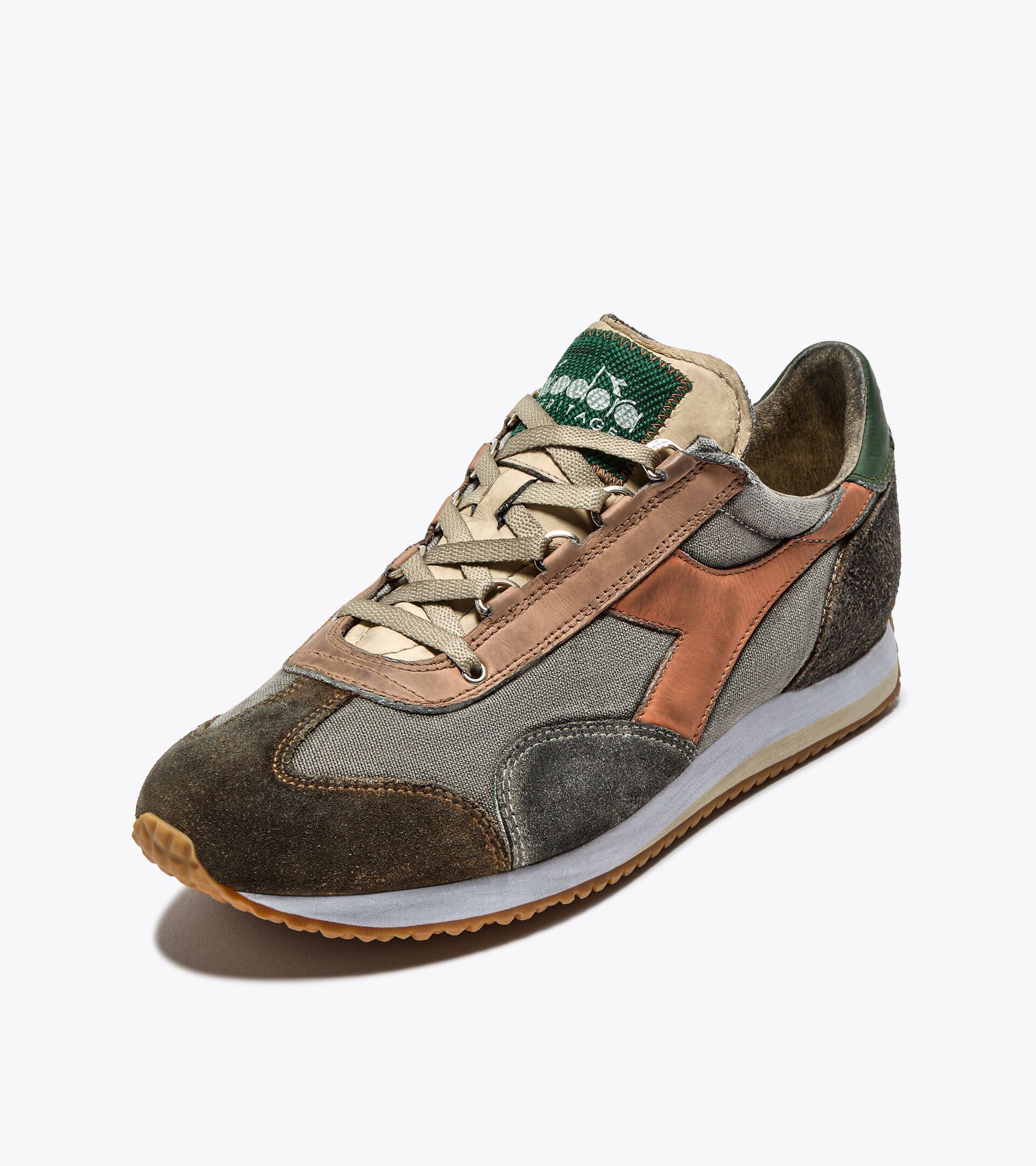 Zapatilla Heritage de piel - Para todos los géneros
 EQUIPE DIRTY SW EVO BEIGE BRILLANTE ALABASTRO - Diadora