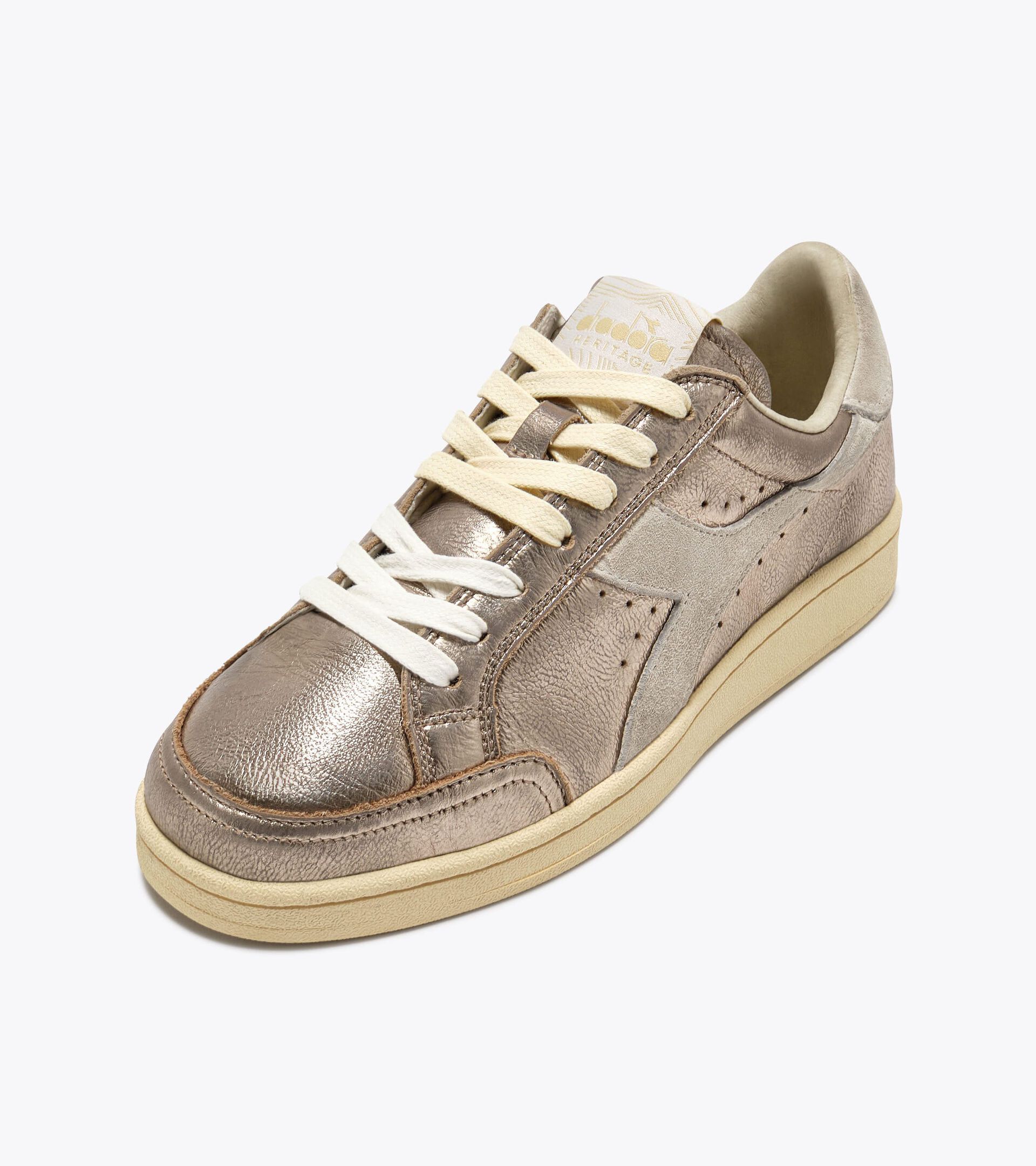 Zapatilla Heritage de piel metalizada - Para todos los g&eacute;neros
 PRESTIGE METAL USED BEIGE/BIANCO - Diadora