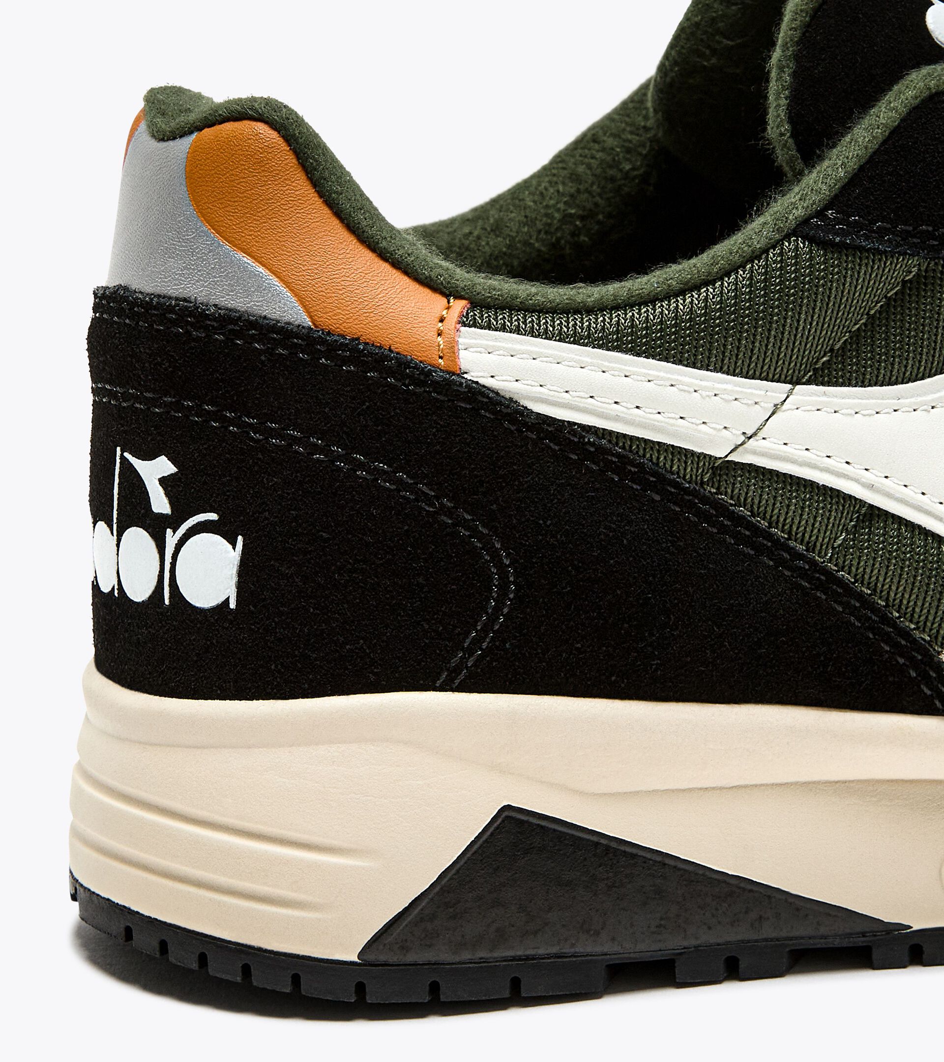 Sporty sneakers - All-Gender N902 KOMBU GREEN/BLACK - Diadora