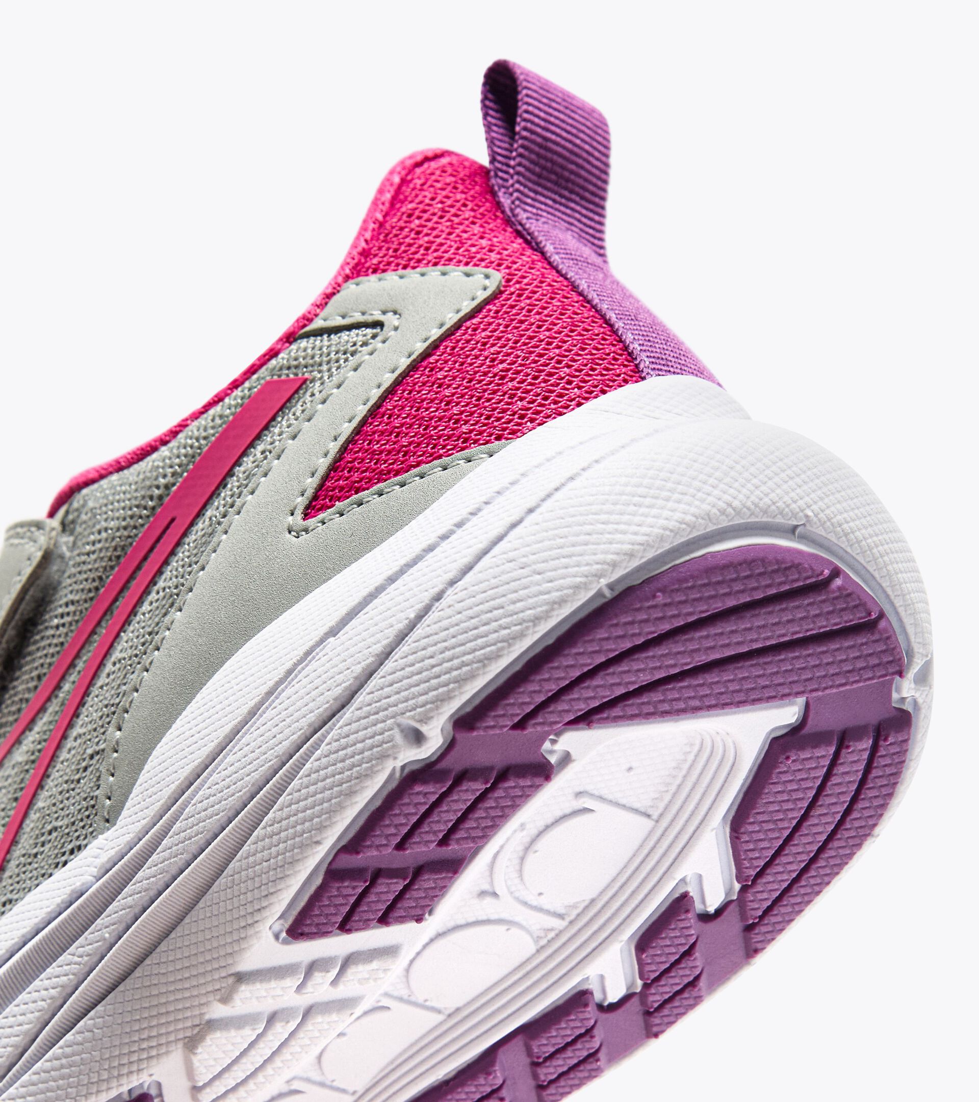 Running shoe - Double lacing system - Junior
 SNIPE 2 JR SILVER DD/PINK SHOCKING - Diadora