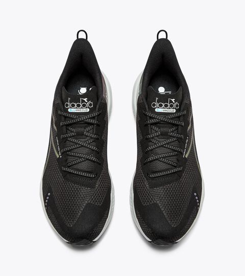 MYTHOS BLUSHIELD VOLO 4 HIP, BLACK/SILVER Running shoe with reflective details - Stability and lightness - Men’s MYTHOS BLUSHIELD VOLO 4 HIP BLACK/SILVER - Diadora