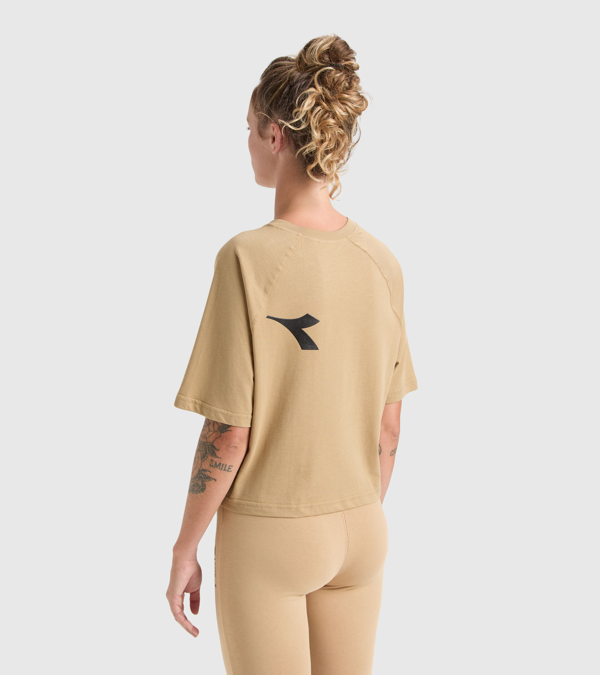 Camiseta de algodón - Mujer L. T-SHIRT SS  MANIFESTO BEIGE DORADO - Diadora