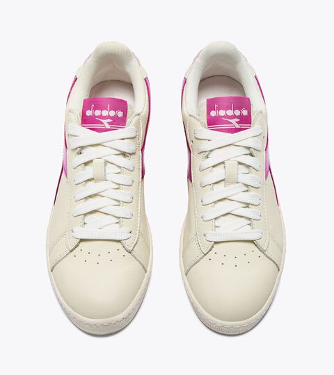 Leather sports sneakers - Women&rsquo;s GAME L LOW WAXED METAL WN WHITE/FESTIVAL FUCHSIA - Diadora