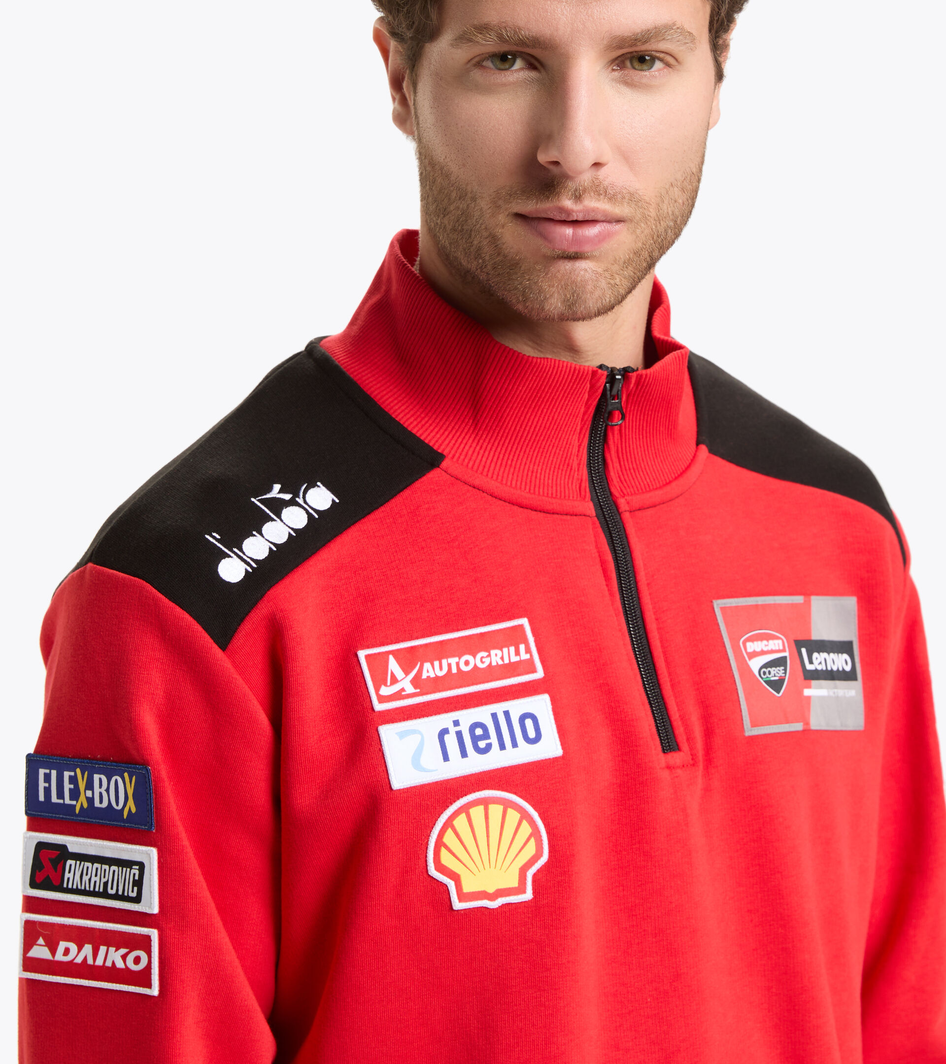 Sweat-shirt demi-zippé au style sportif réplique Ducati MotoGP 22 - Homme
HALF-ZIP DUCATI REPLICA MGP22 DUCATI MGP ROUGE/NOIR - Diadora