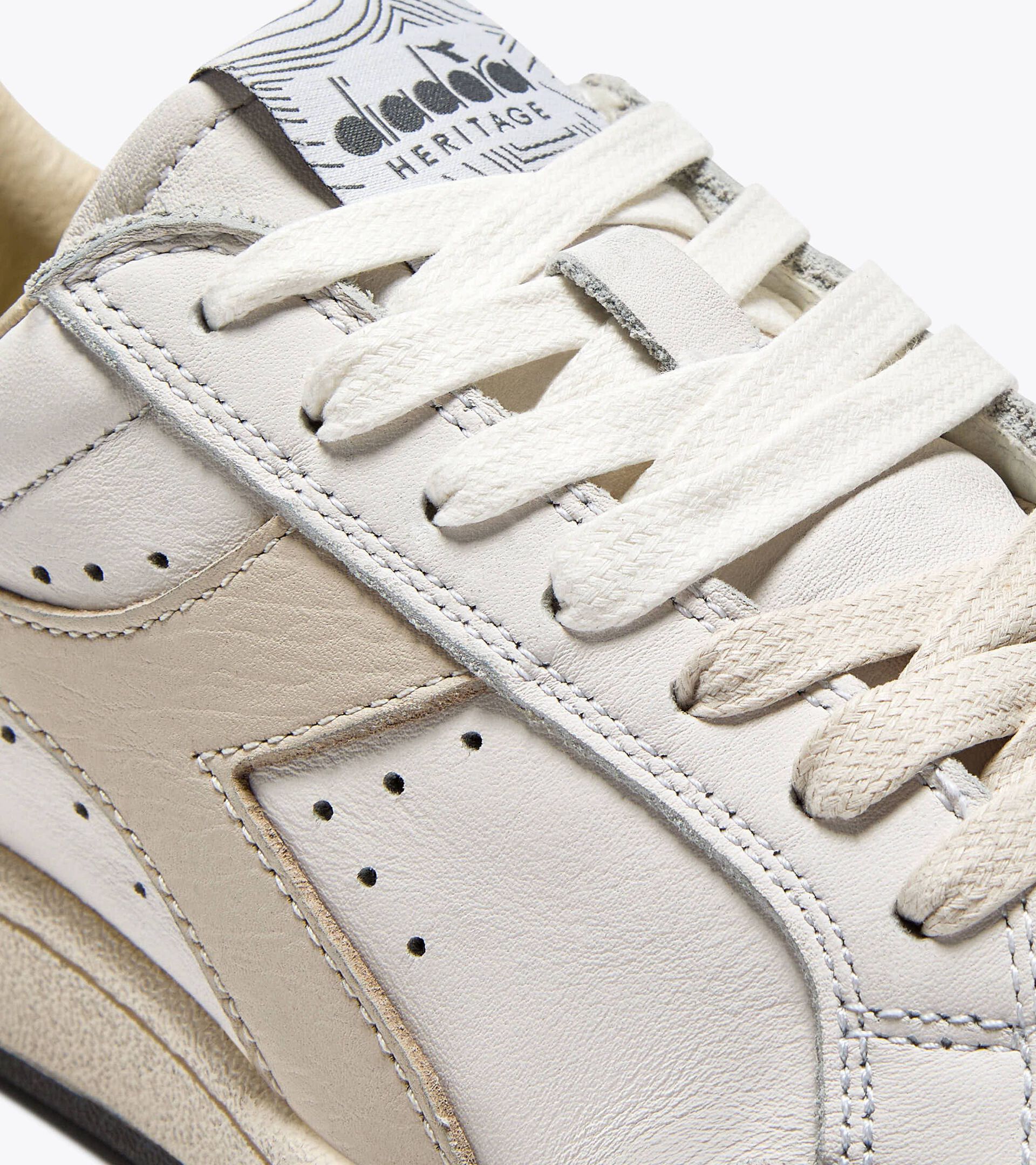 Zapatilla Heritage de piel - Para todos los géneros
 PRESTIGE USED BLANCO/RAYO DE LUNA - Diadora