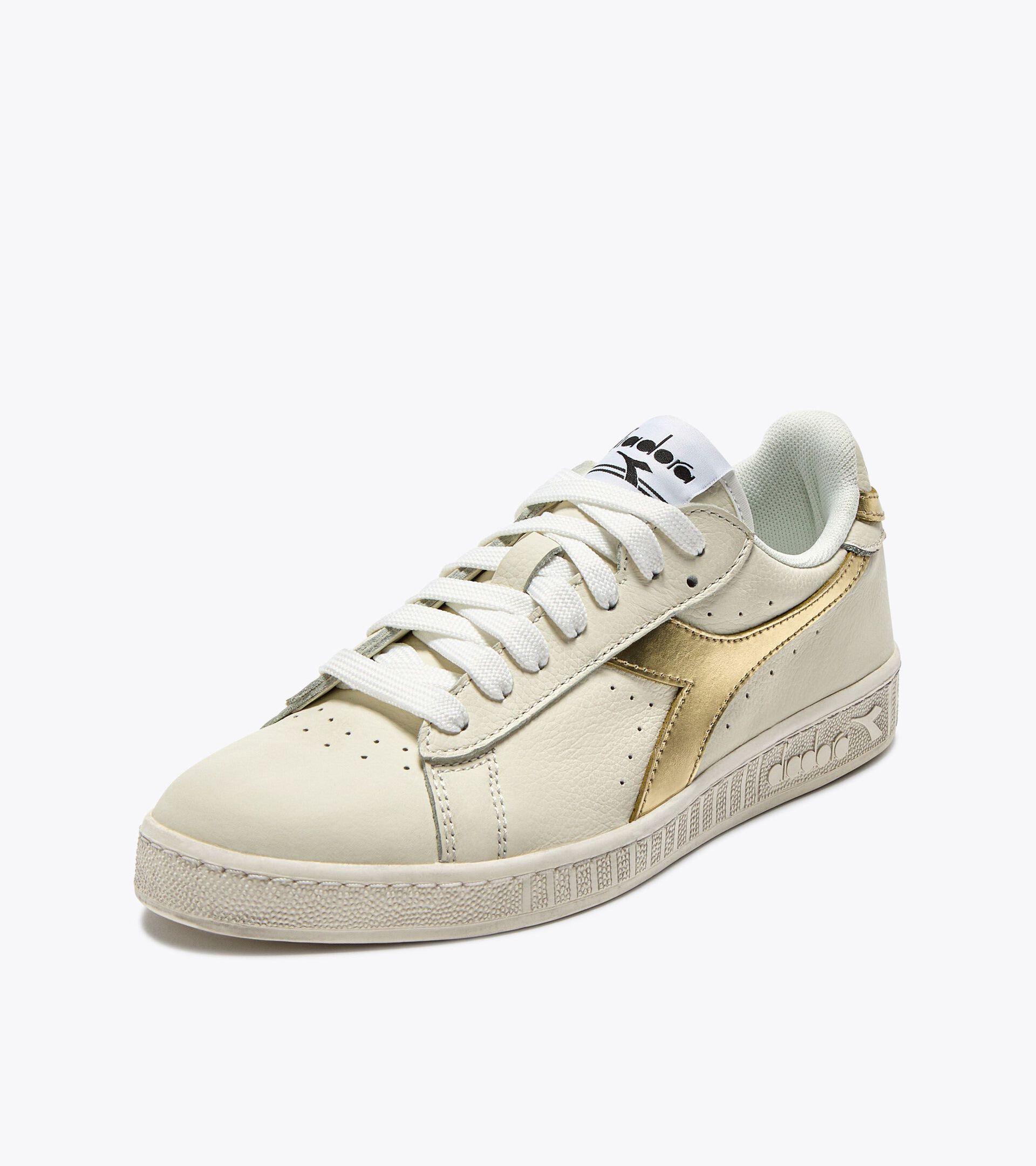Leather sports sneakers - Women&rsquo;s GAME L LOW WAXED METAL WN WHITE/GOLD - Diadora