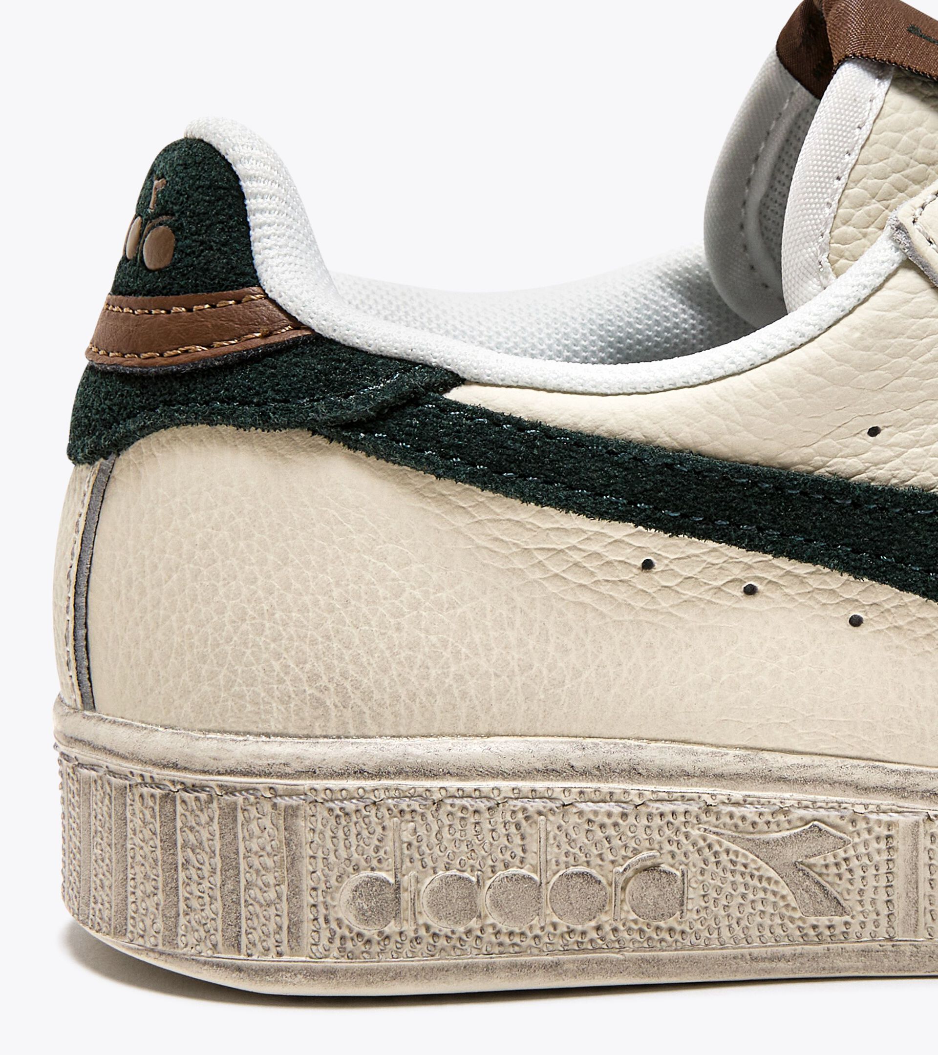 Sporty sneakers - All-Gender GAME L LOW WAXED SUEDE POP SCARAB - Diadora
