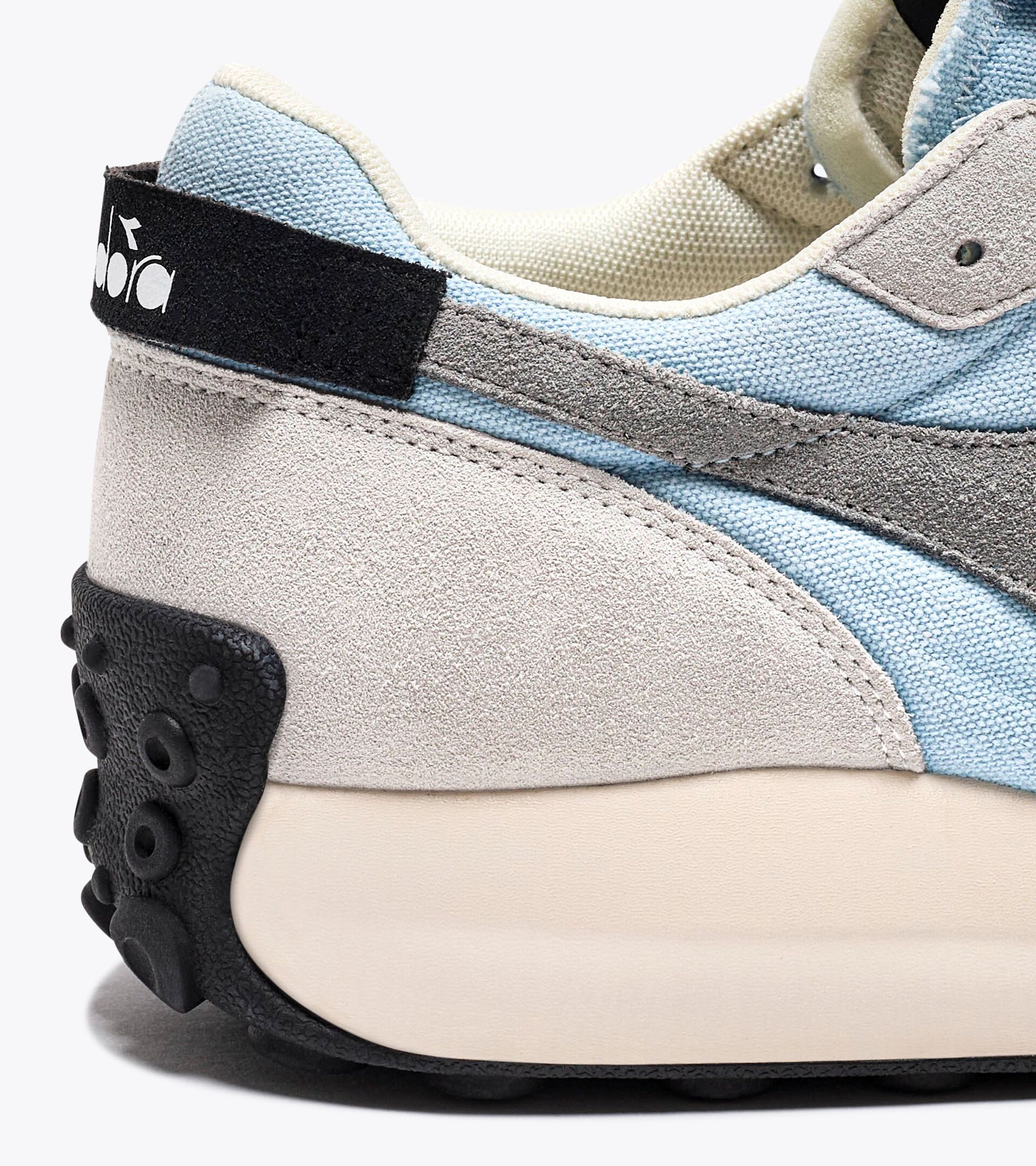 Sporty sneakers - All-Gender RACE SUEDE SW DREAM BLUE/MOON GRAY - Diadora
