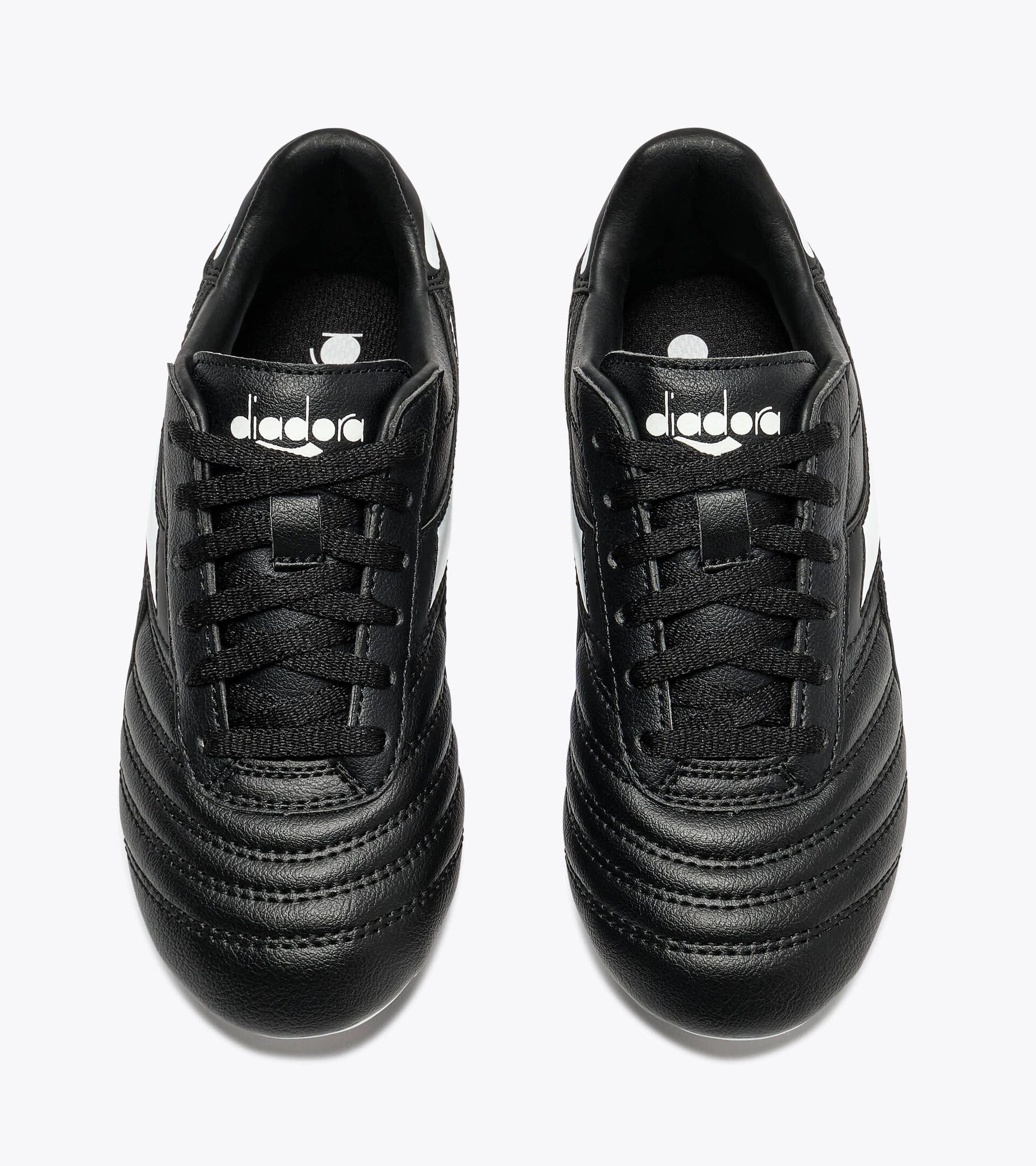 Bota de f&uacute;tbol para superficies compactas - J&uacute;nior
 BRASIL ICON R LPU JR NEGRO/BLANCO - Diadora