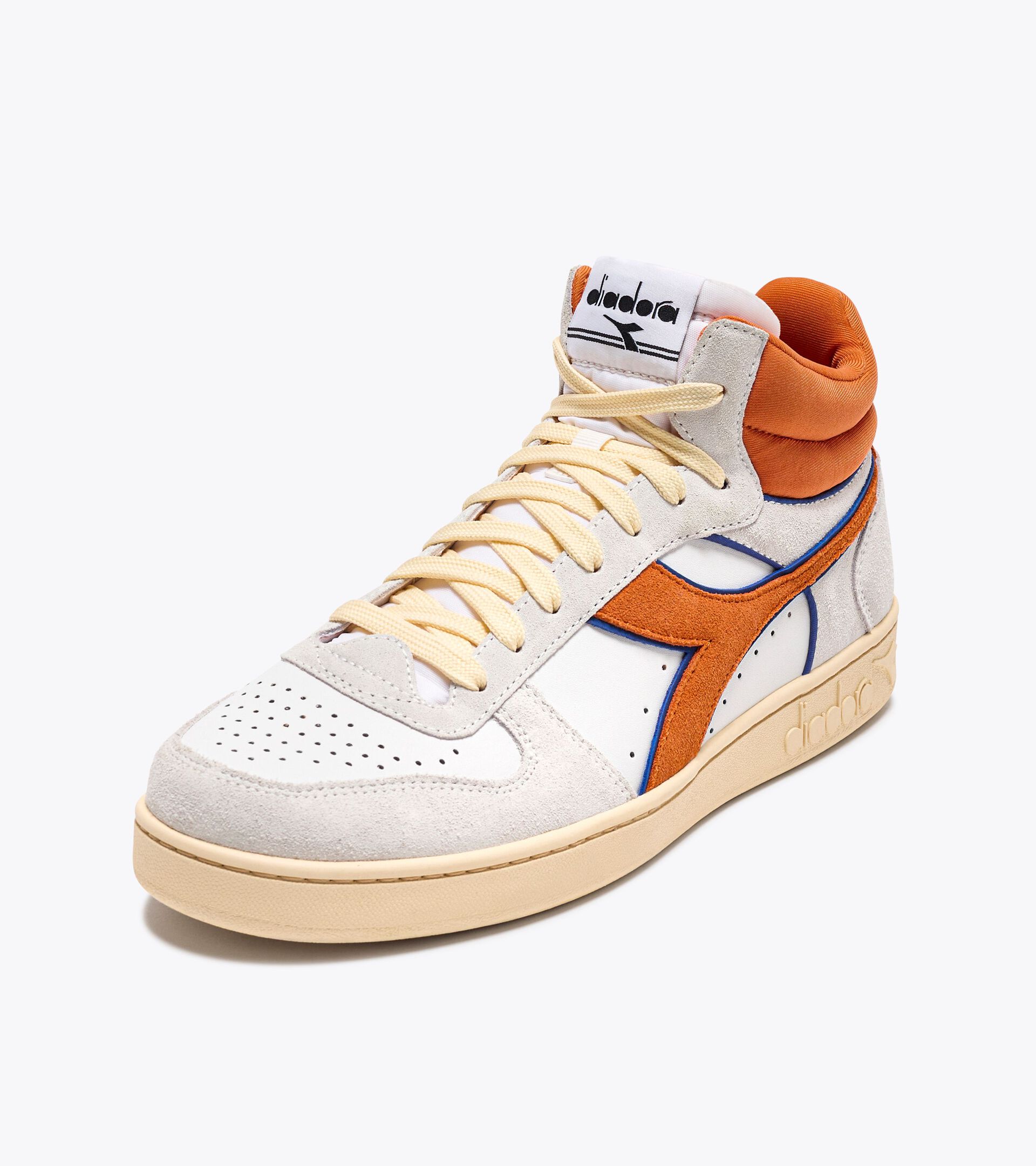 Zapatilla deportiva - Gender neutral MAGIC BASKET DEMI CUT SUEDE LEATHER BIANCO OTTICO/ARANCIO CACHI - Diadora