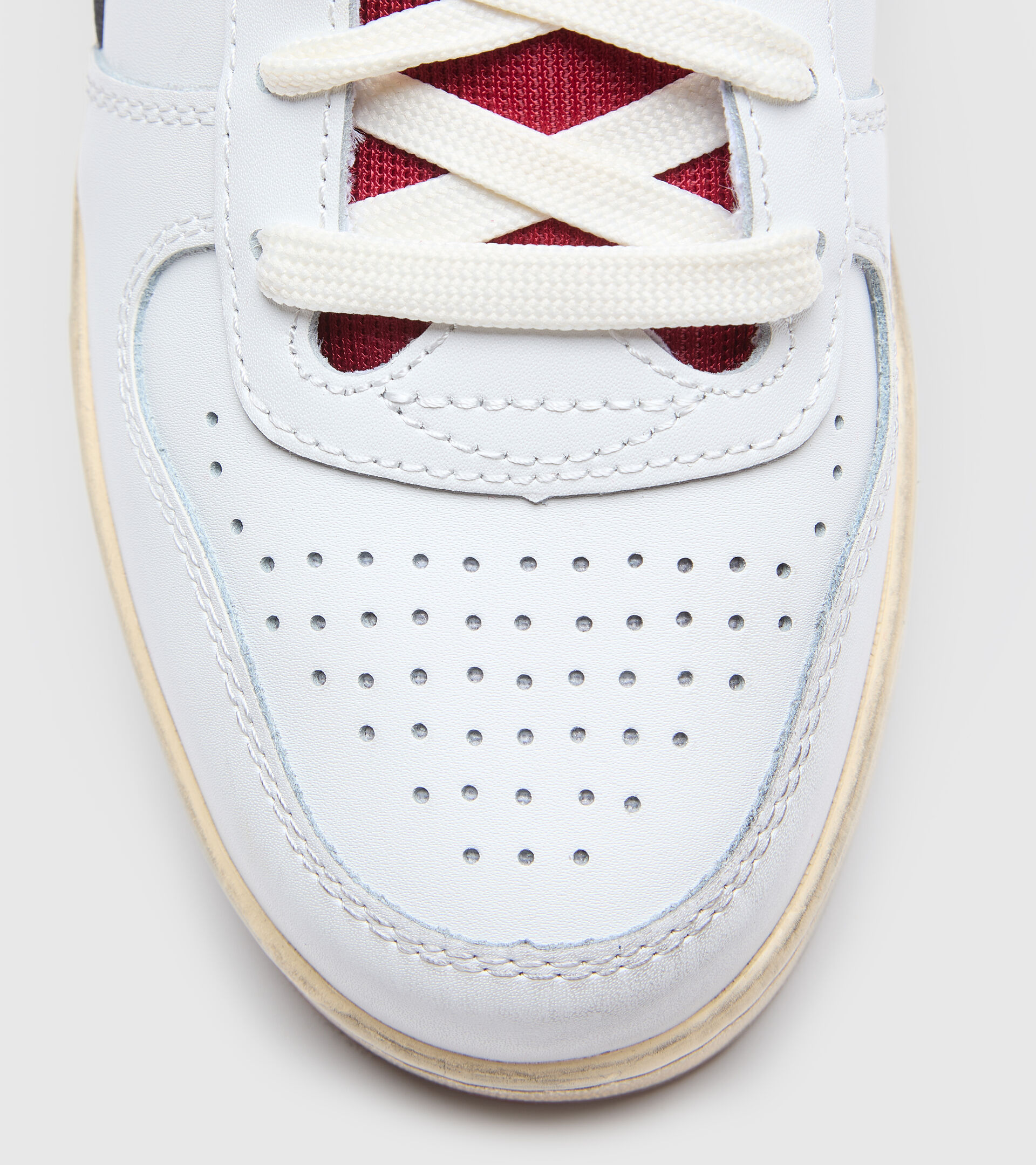 Sports shoe - Unisex MAGIC BASKET LOW ICONA WHITE/RED PEPPER - Diadora