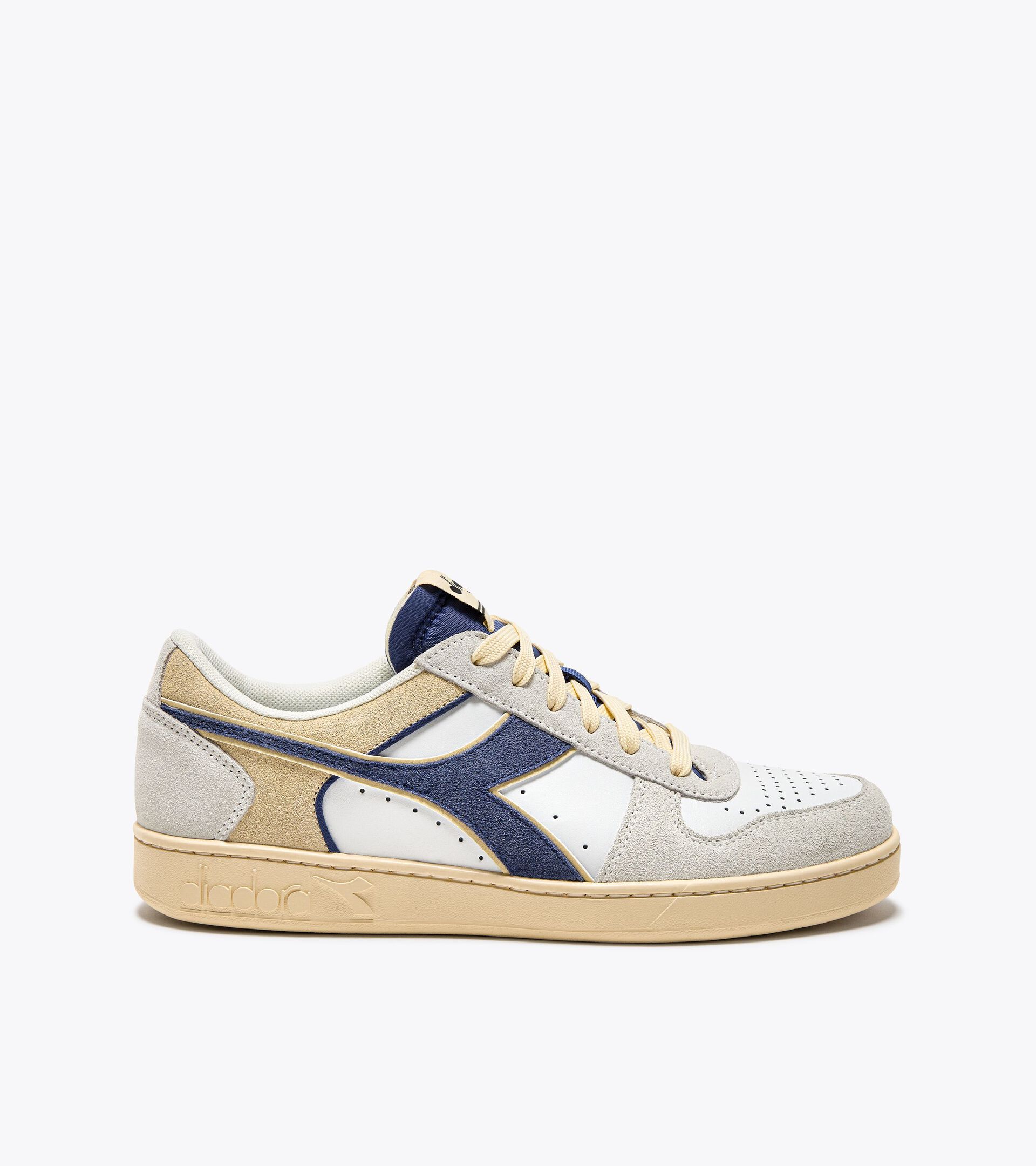 Sporty sneakers - All-Gender MAGIC BASKET LOW SUEDE LEATHER SUPER WHITE/MARLIN - Diadora