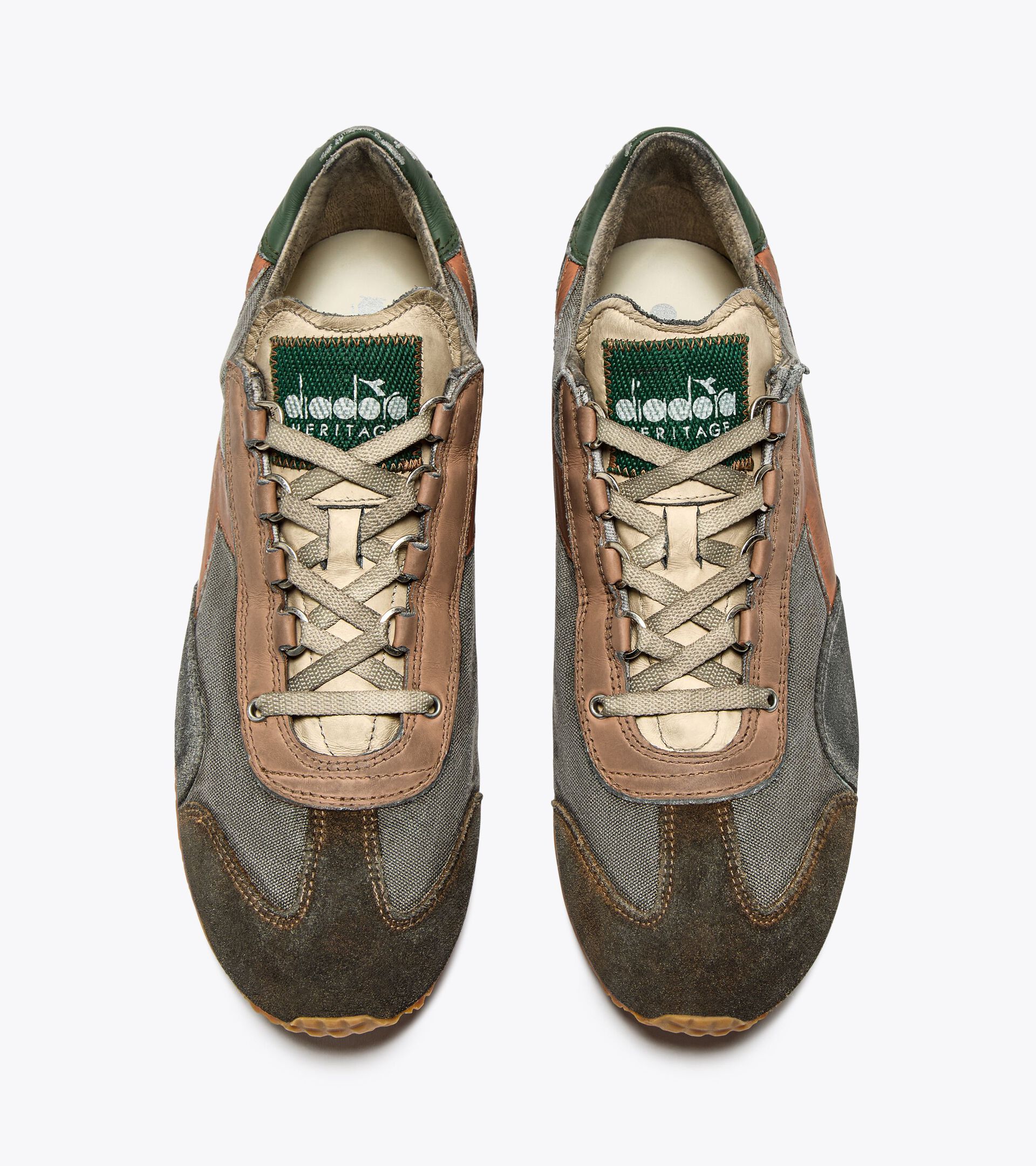 Zapatilla Heritage de piel - Para todos los géneros
 EQUIPE DIRTY SW EVO BEIGE BRILLANTE ALABASTRO - Diadora