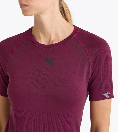 L. SS T-SHIRT STRATOZERO, MAROON BANNER Made In Italy technical shirt - Running - Women’s
L. SS T-SHIRT STRATOZERO MAROON BANNER - Diadora