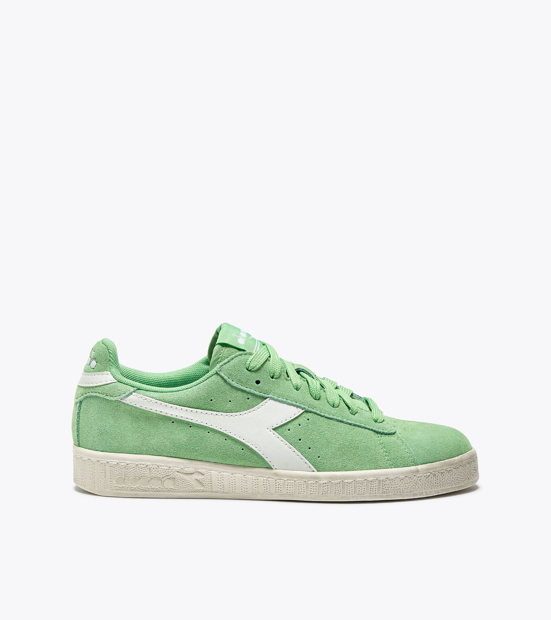 Sporty sneakers - All-Gender GAME L LOW SUEDE WAXED WHITE/PISTACHIO GREEN - Diadora