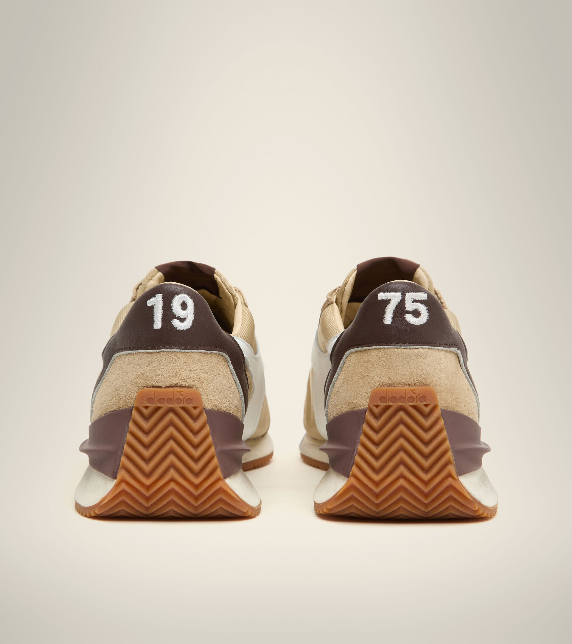 Footwear Heritage UNISEX EQUIPE MAD ITALIA NUBUCK SW BEIGE SAFARI Diadora