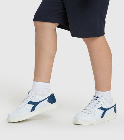 MAGIC BASKET LOW GS, WHITE/POSEIDON Junior sports shoes - Boys MAGIC BASKET LOW GS WHITE/POSEIDON - Diadora