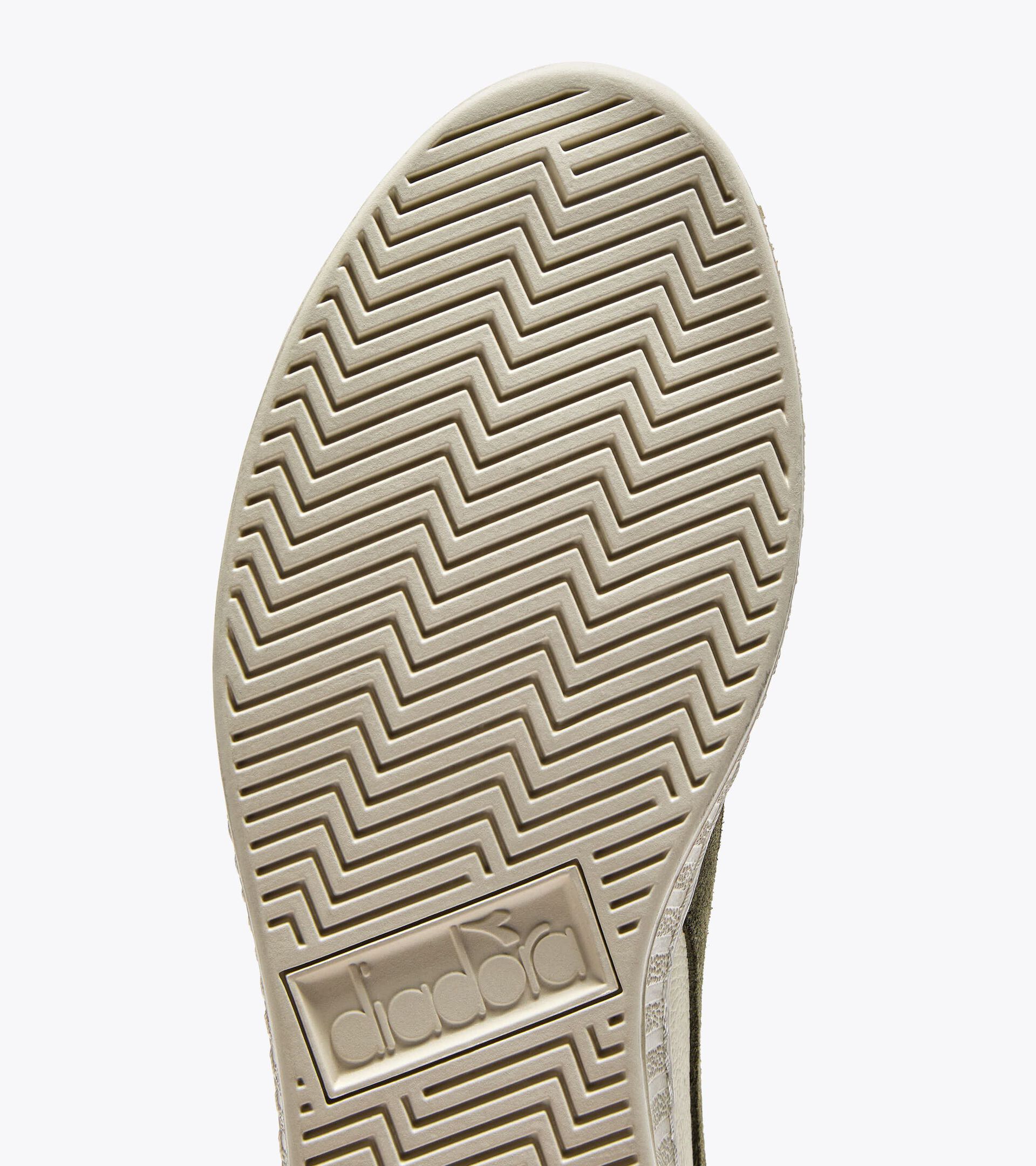 Sporty sneakers - All-Gender GAME L LOW WAXED SUEDE POP WHITE/DEEP LICHEN GREEN - Diadora