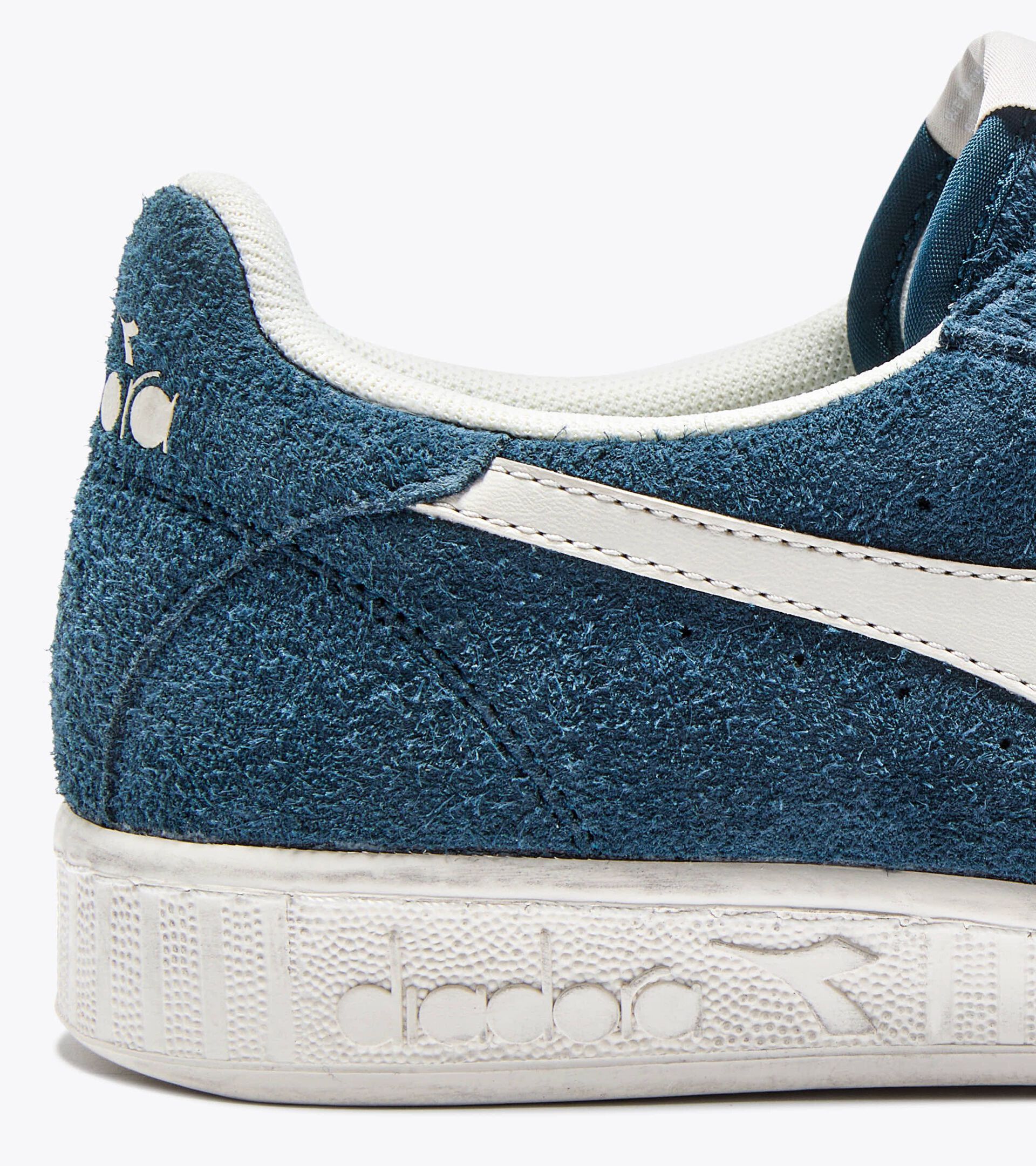 Sporty sneakers - All-Gender GAME LOW SUEDE WAXED LEGION BLUE - Diadora