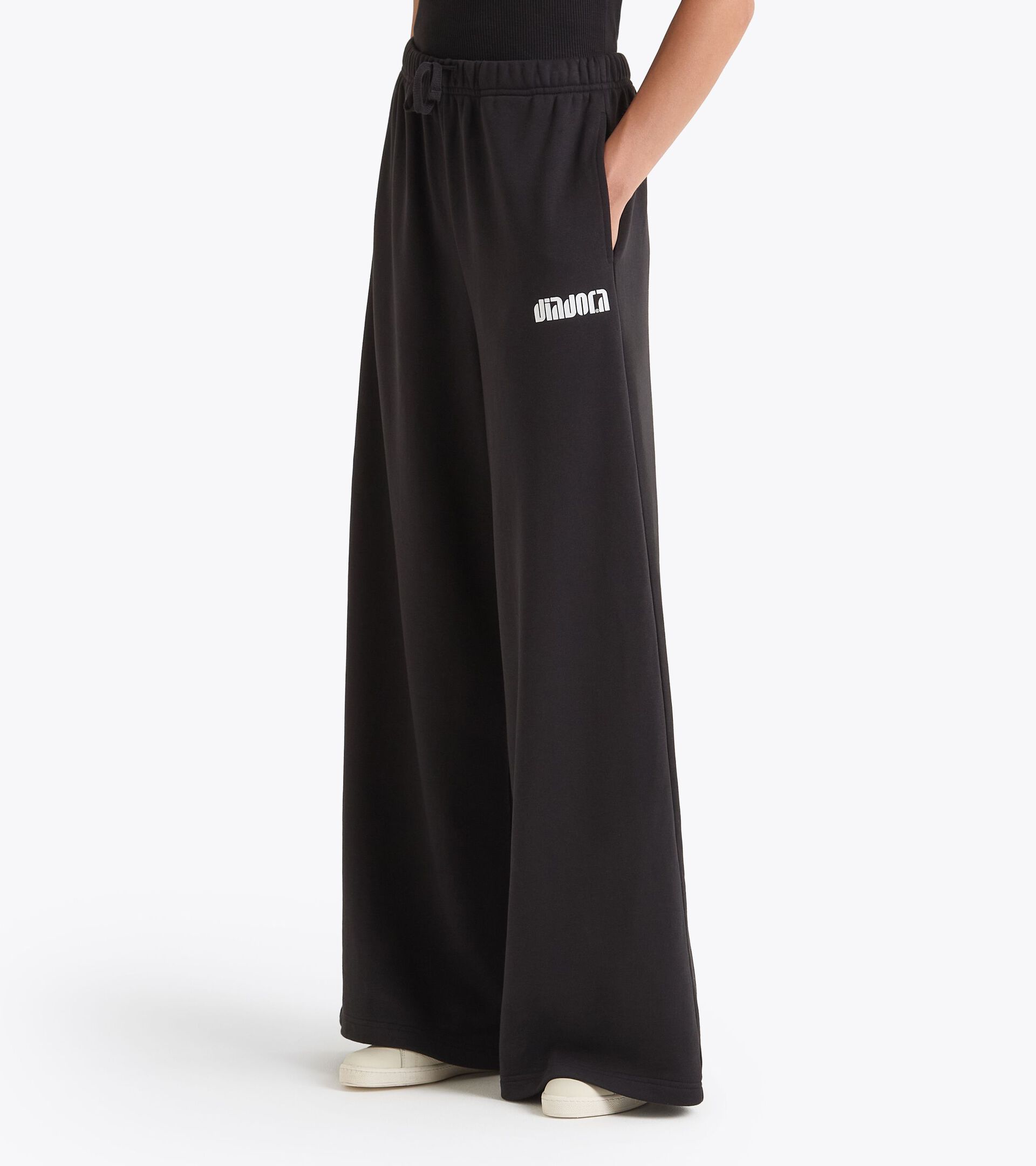 Pantalón deportivo con corte holgado - Mujer
 L. PANTS FLARE ATHL. LOGO NEGRO - Diadora