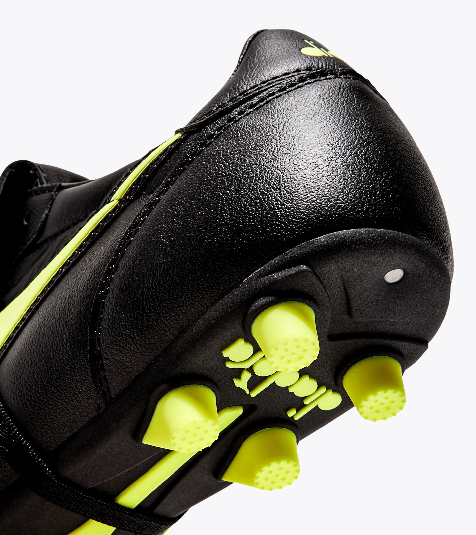 Bota de fútbol para superficies compactas BRASIL LT T MDPU NEGRO/AMARILLO FLUO DD - Diadora