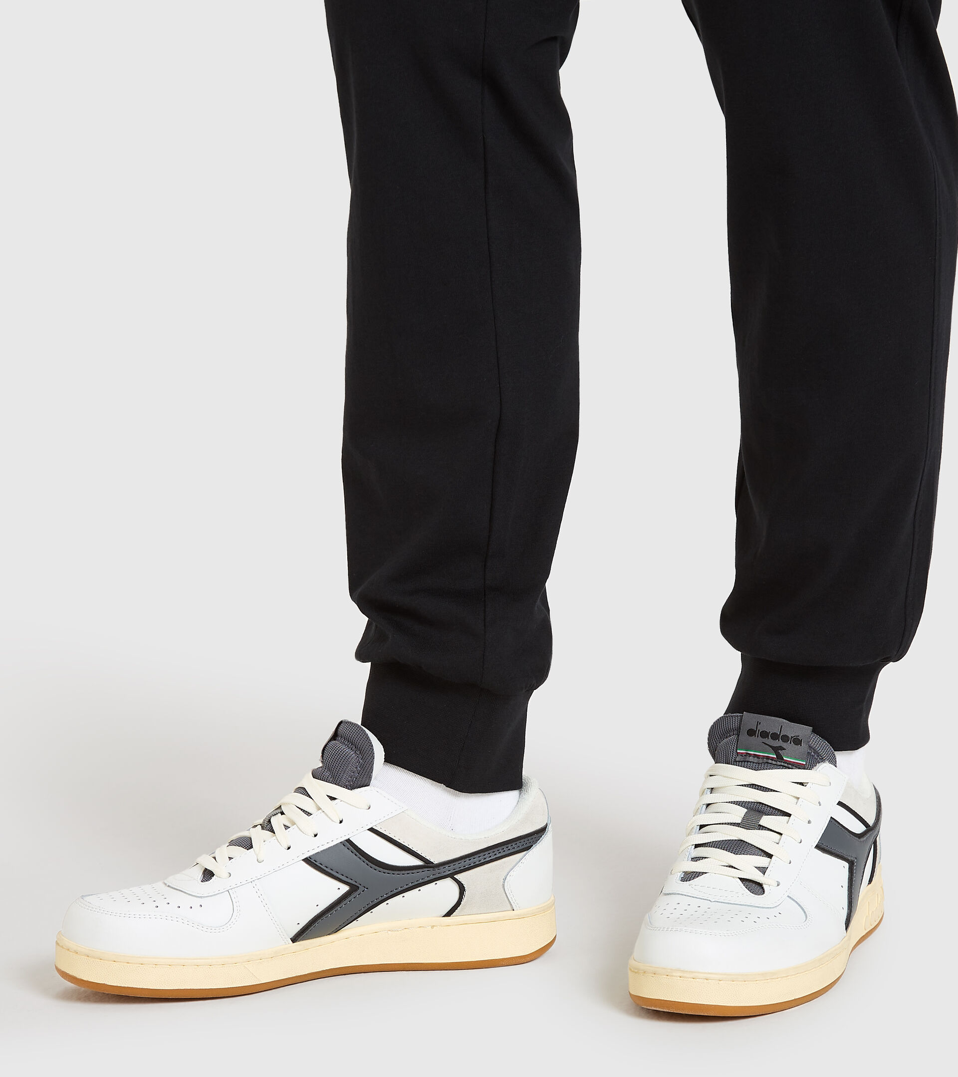 Sports shoe - Unisex MAGIC BASKET LOW ICONA WHITE/STEEL GRAY - Diadora