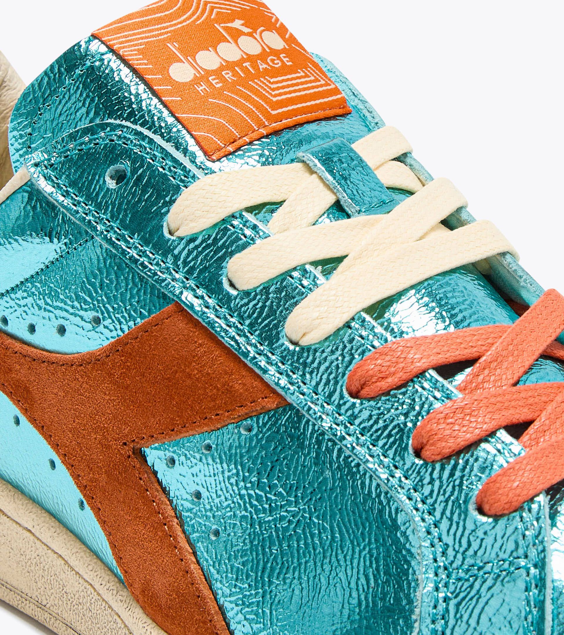Sneaker Heritage aus metallisiertem Leder - Für alle Geschlechter
 PRESTIGE METAL USED BLAU CURACAO - Diadora