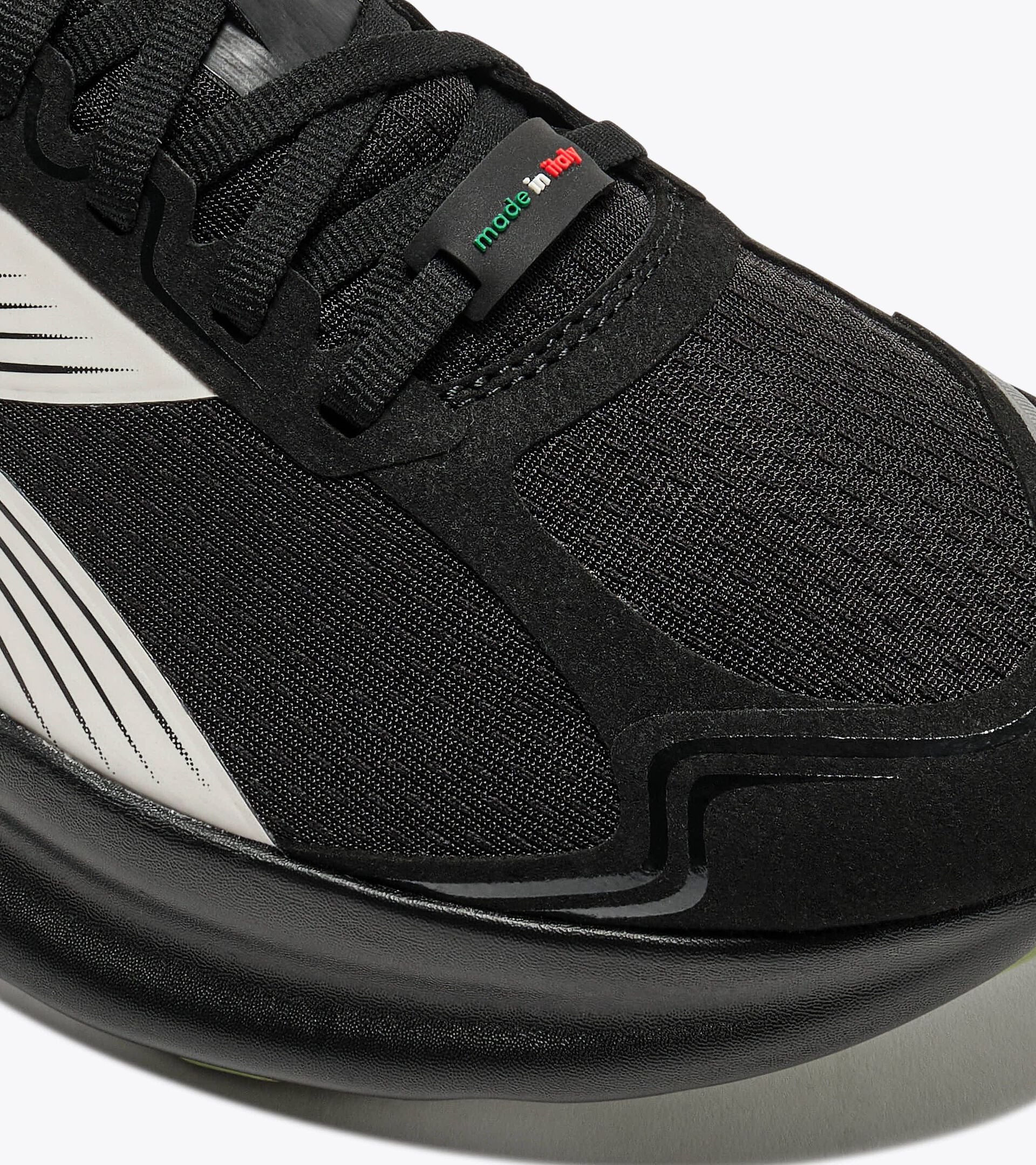 Made in Italy running shoe - Lightness and cushioning - All-Gender ATOMO STAR BLACK/WHITE/SAGE - Diadora