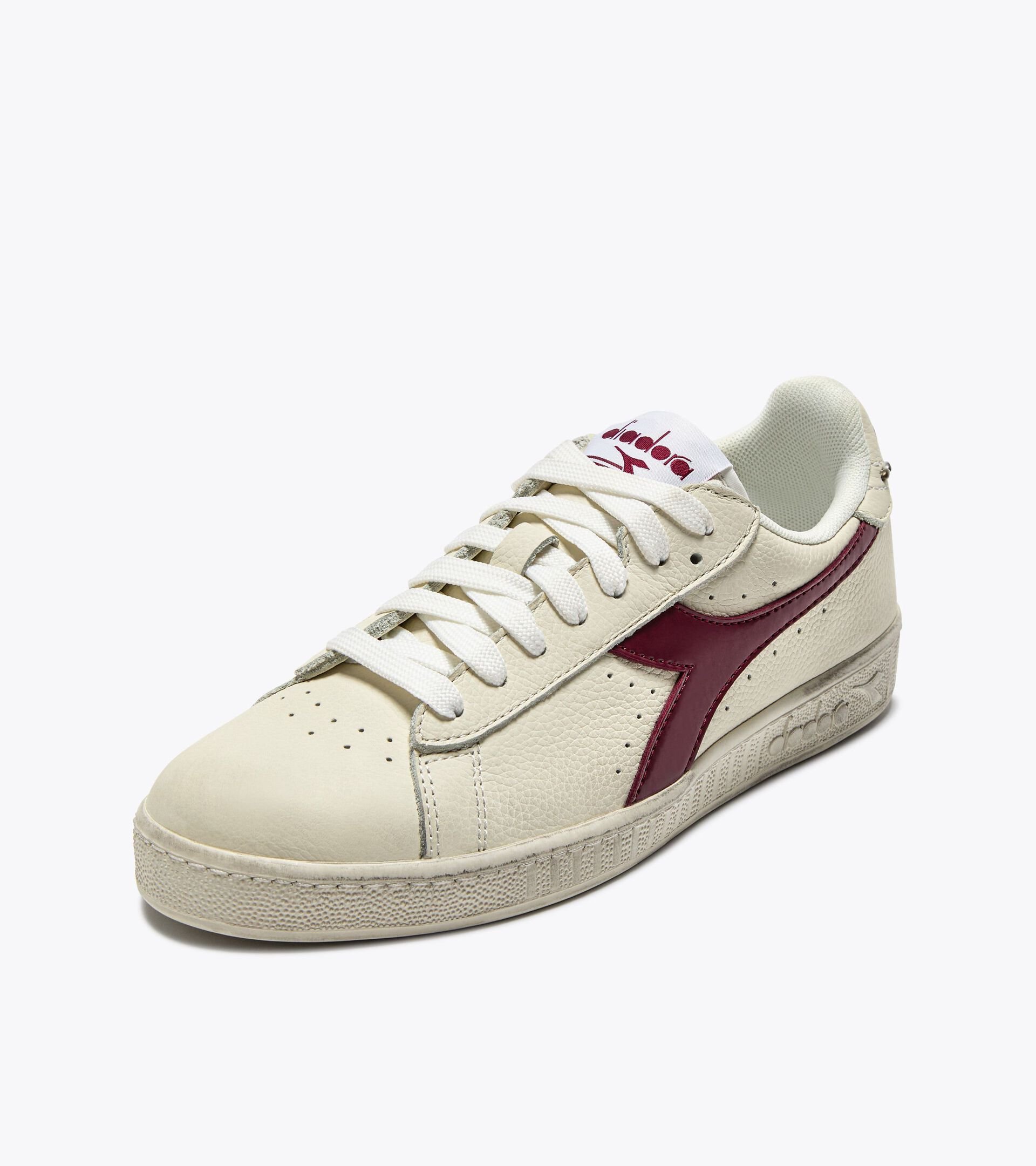 Zapatilla deportiva de piel - Mujer
GAME L LOW WAXED STUDS WN ROJO GRANADA - Diadora