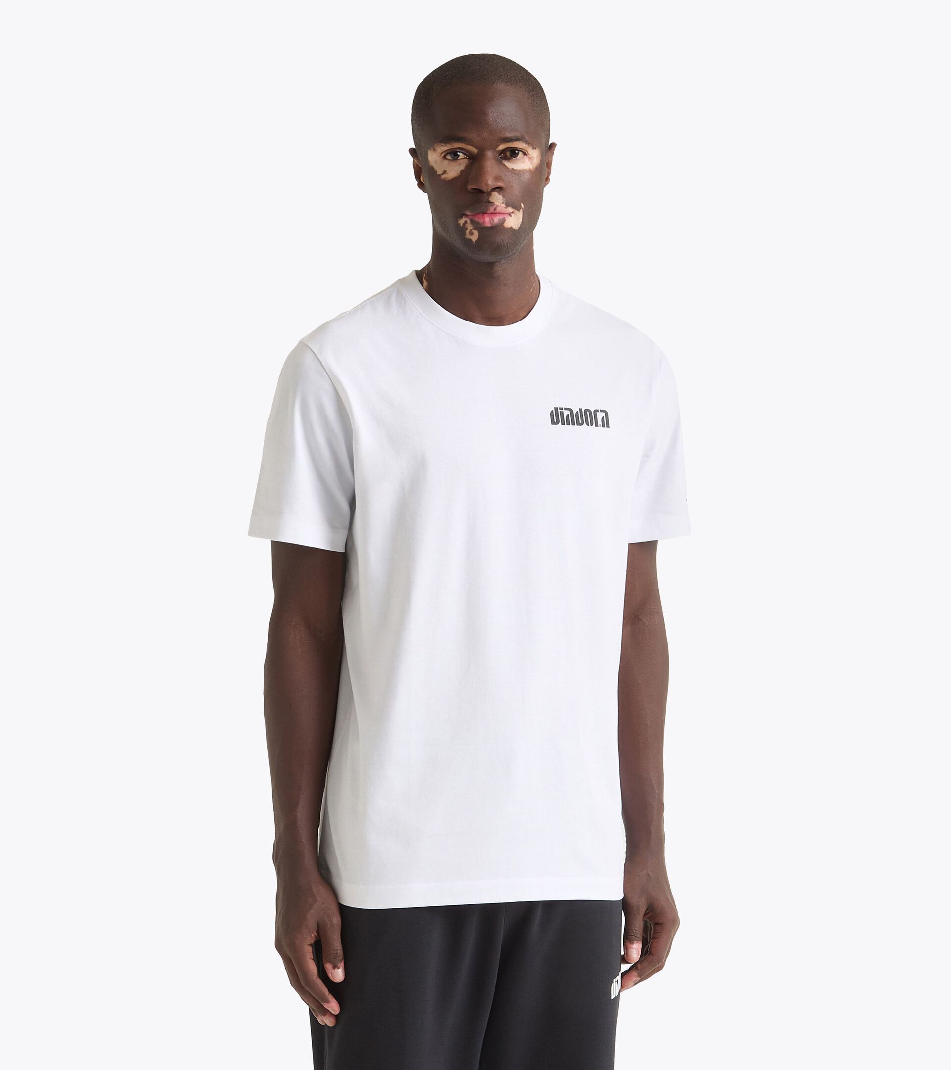 Camiseta de algodón - Para todos los géneros
 T-SHIRT SS ATHL. LOGO SL BLANCO VIVO/NEGRO - Diadora