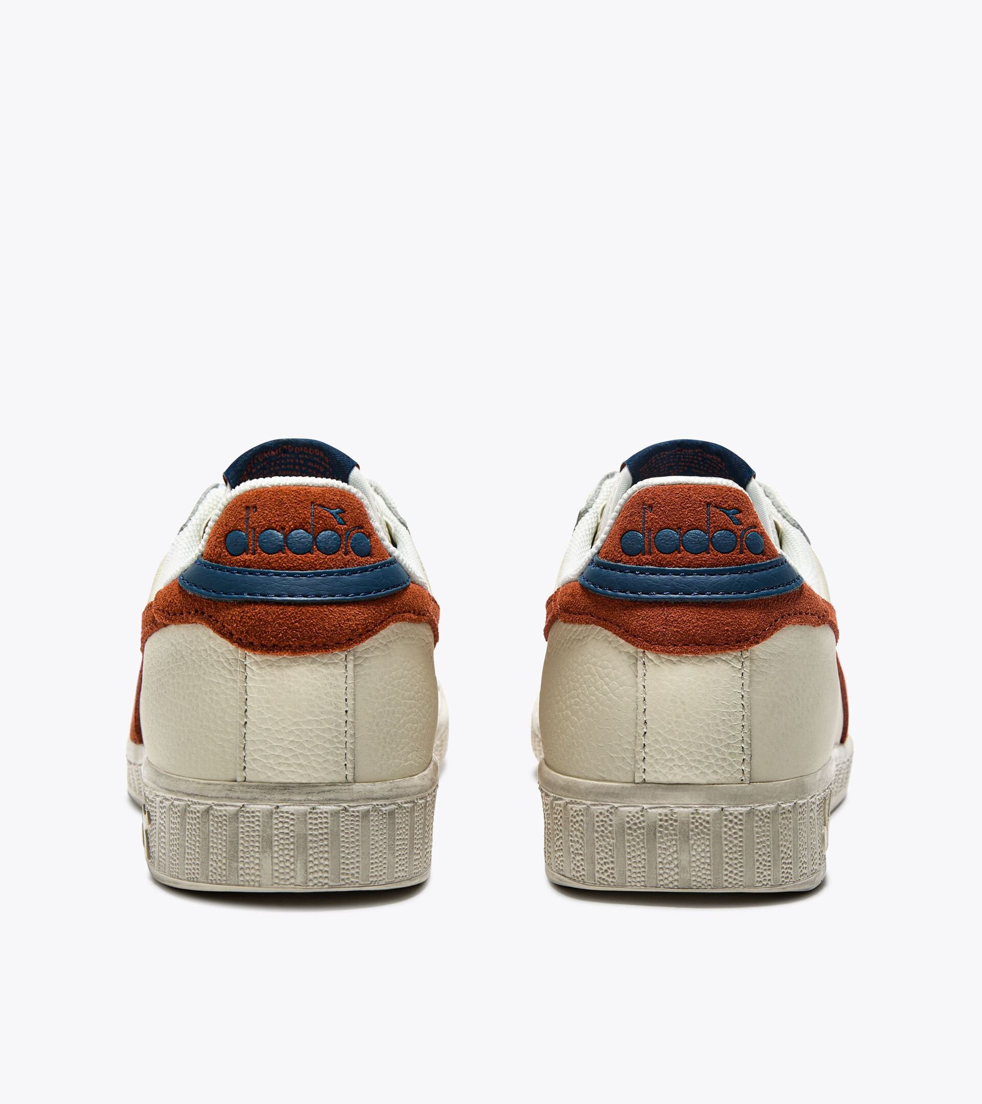 Sporty sneakers - All-Gender GAME L LOW WAXED SUEDE POP WHITE/RUST - Diadora