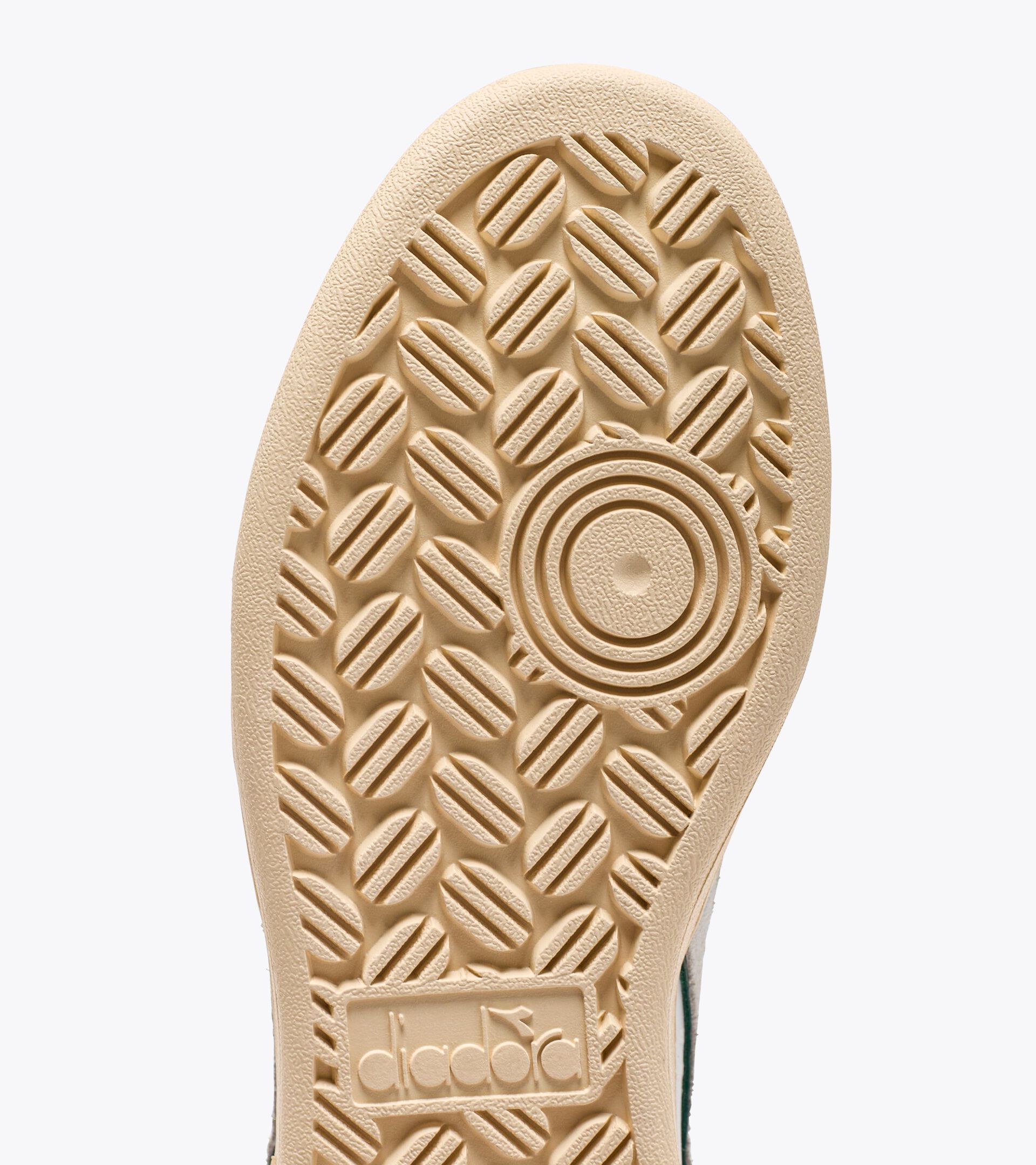 Sporty sneakers - All-Gender MAGIC BASKET DEMI CUT SUEDE LEATHER WHITE/FOGLIAGE GREEN - Diadora