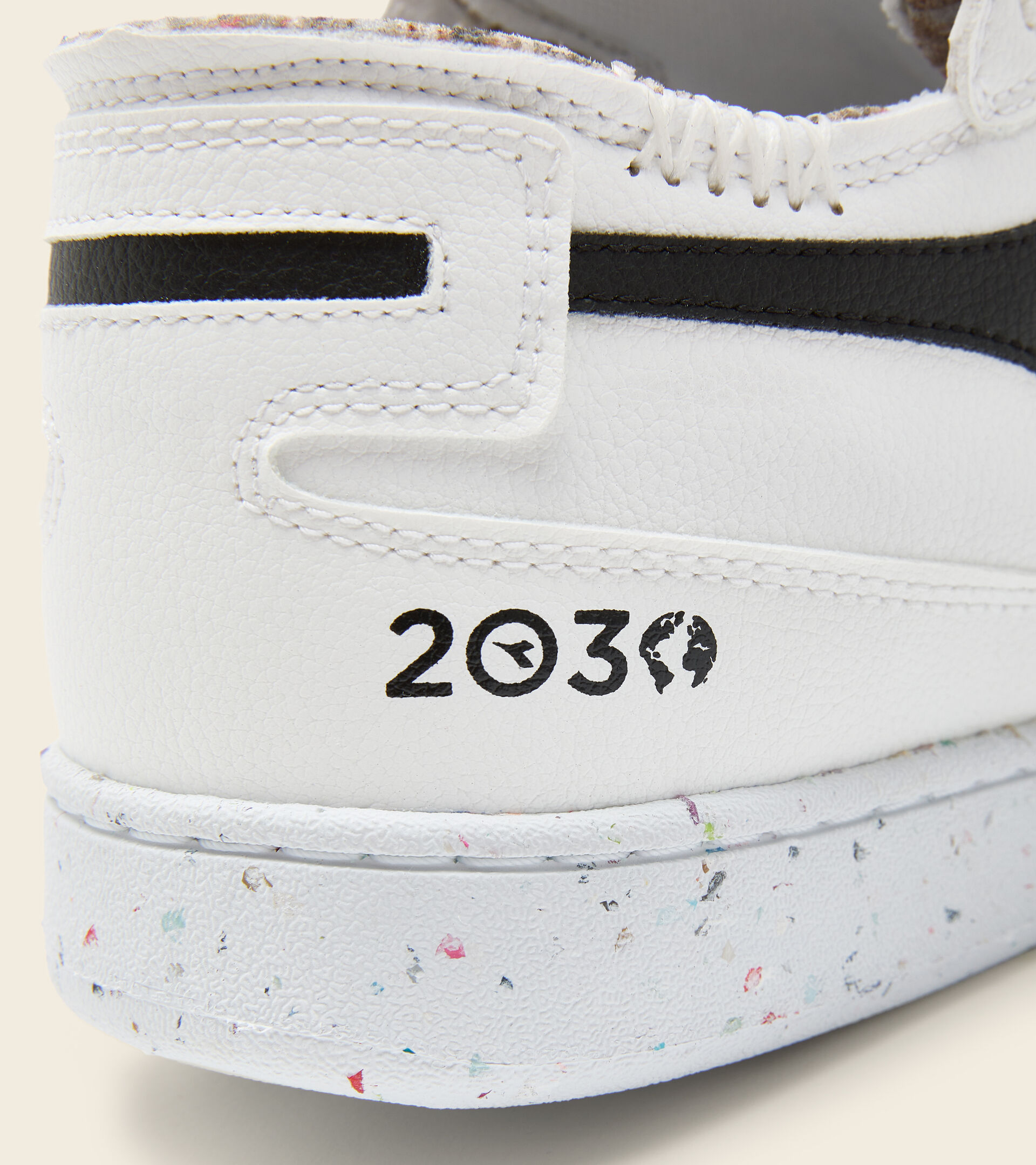 Chaussures Heritage - Unisexe MI BASKET ROW CUT 2030 BLANC/NOIR (C0351). - Diadora