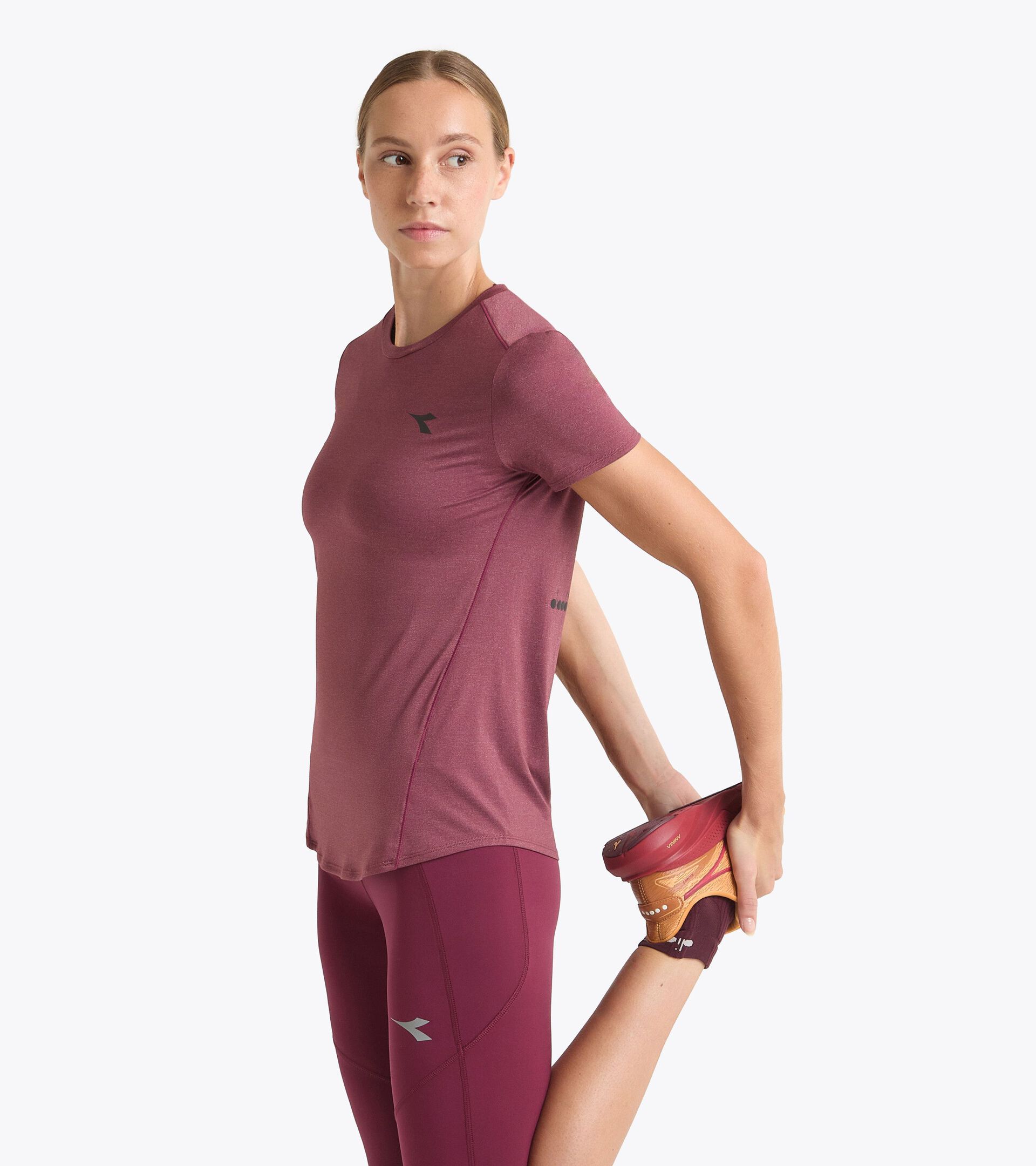 High performance running t-shirt - Women’s
 L. SS T-SHIRT TECH RUN CREW MAROON BANNER - Diadora