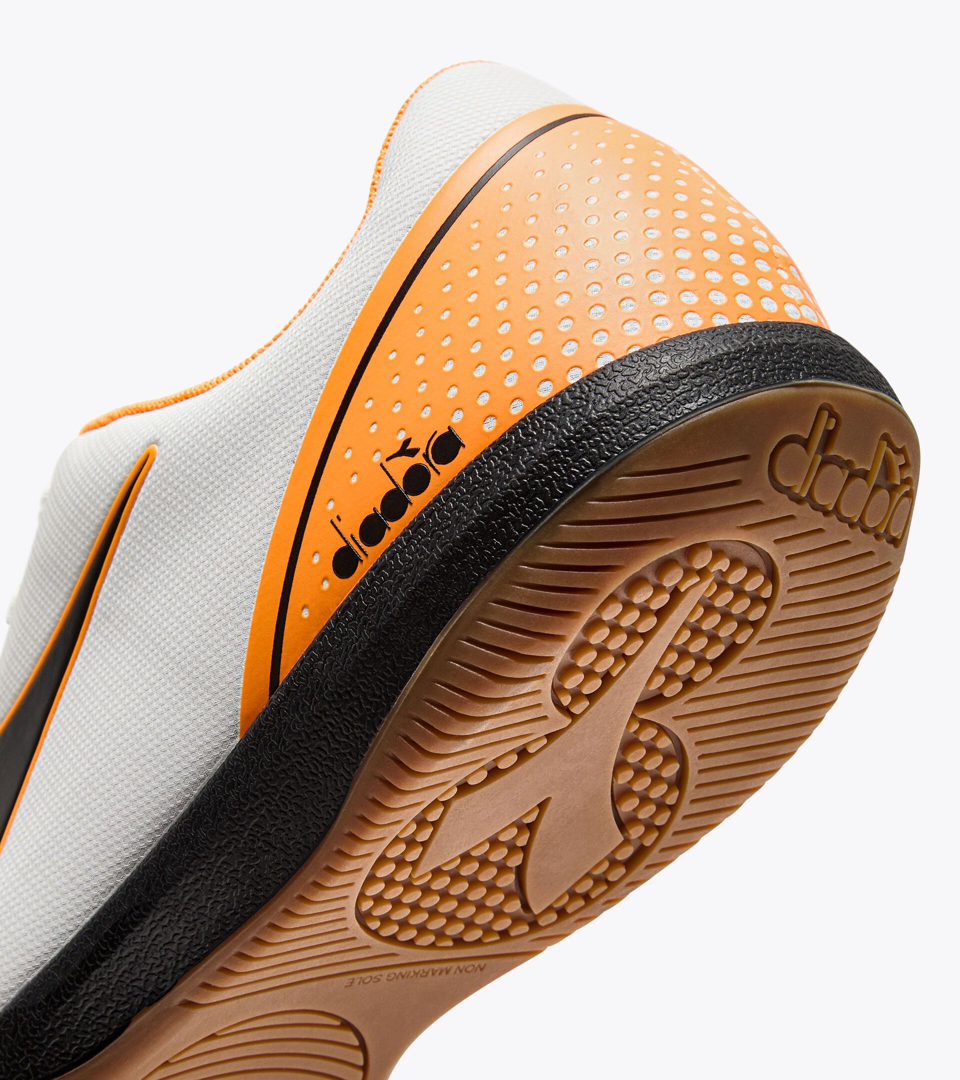 Indoor court calcio boots - Men’s
 PICHICHI 7 IDR WHITE/BLACK/ORANGE FLUO - Diadora