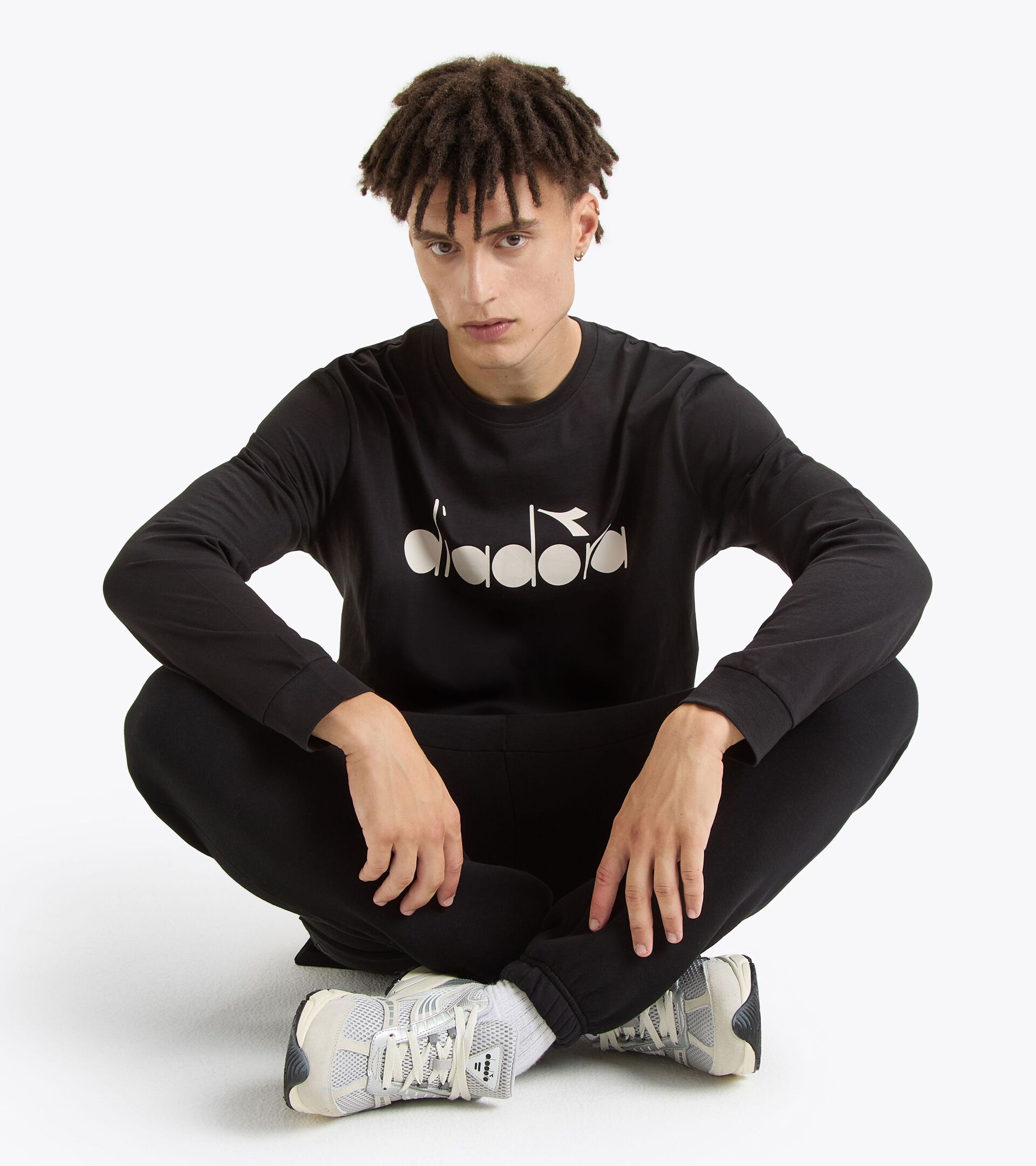 Camiseta deportiva de manga larga - Para todos los géneros
 T-SHIRT LS ROUTE NEGRO - Diadora