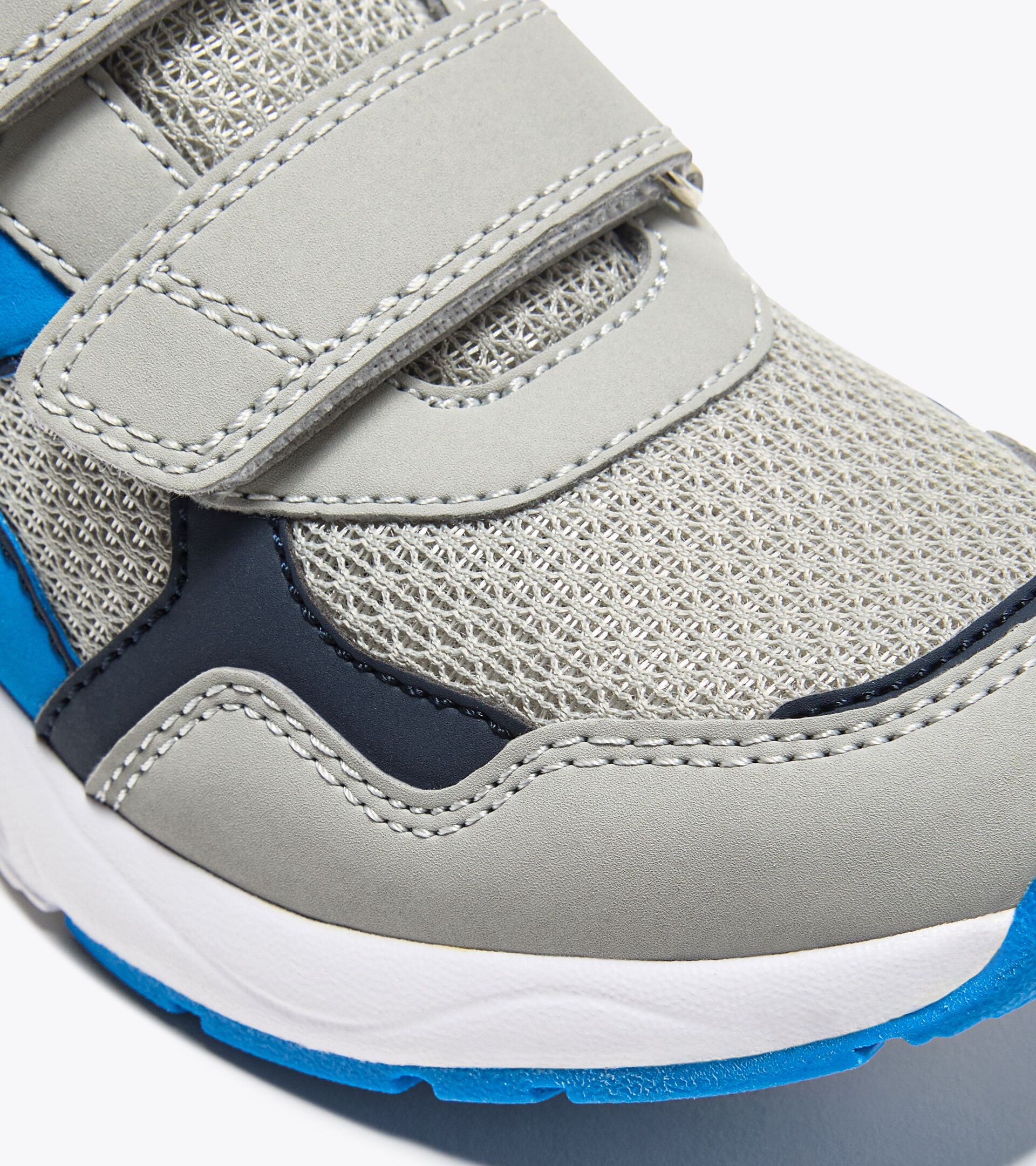 Zapatilla de running juvenil - Para todos los géneros FALCON 5 JR V ARGENTO DD/BLU PALAZZO - Diadora
