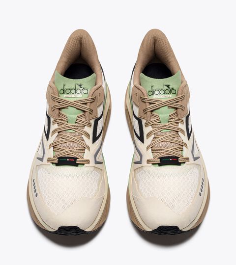ATOMO V7000-2, WHISPER WHITE/IRISH CREAM Made in Italy running shoe - Lightness and cushioning - All gender ATOMO V7000-2 WHISPER WHITE/IRISH CREAM - Diadora