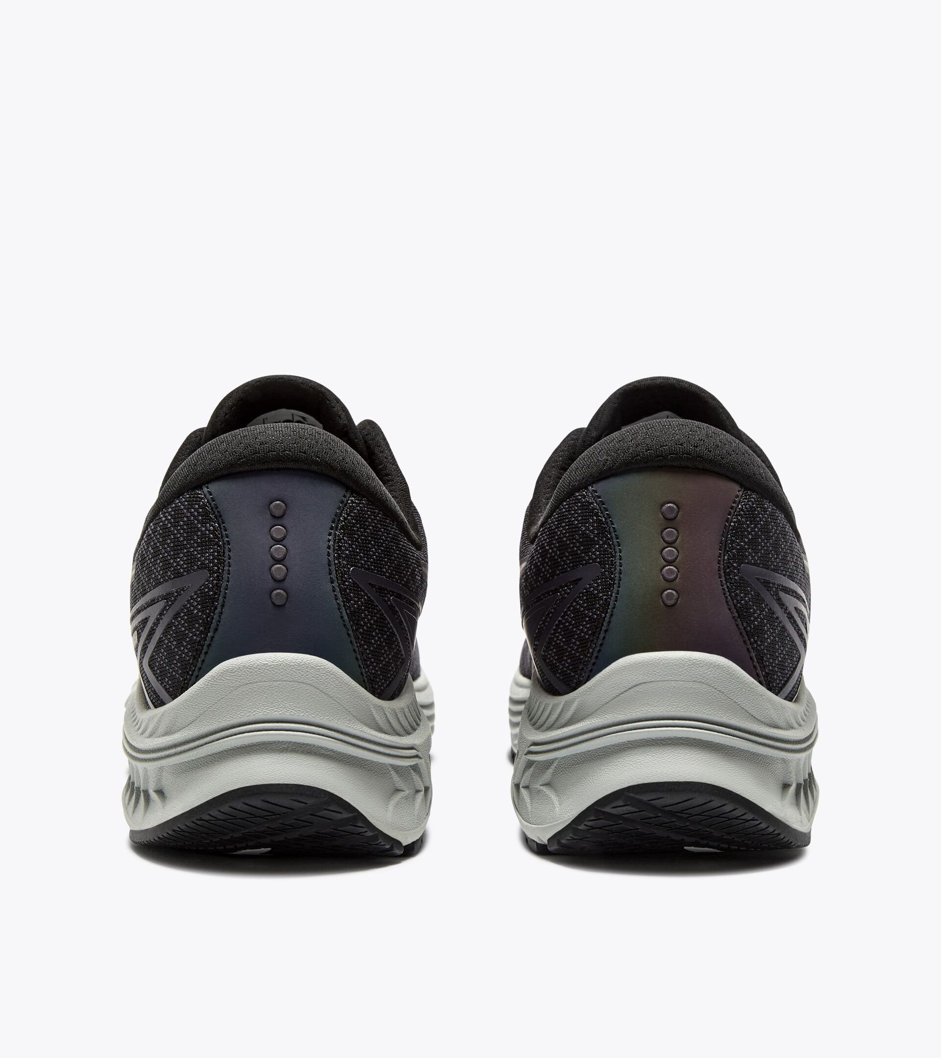 Running shoe with reflective details - Cushioning and protection - Men’s
MYTHOS BLUSHIELD 10 VORTICE HIP BLACK/SILVER - Diadora