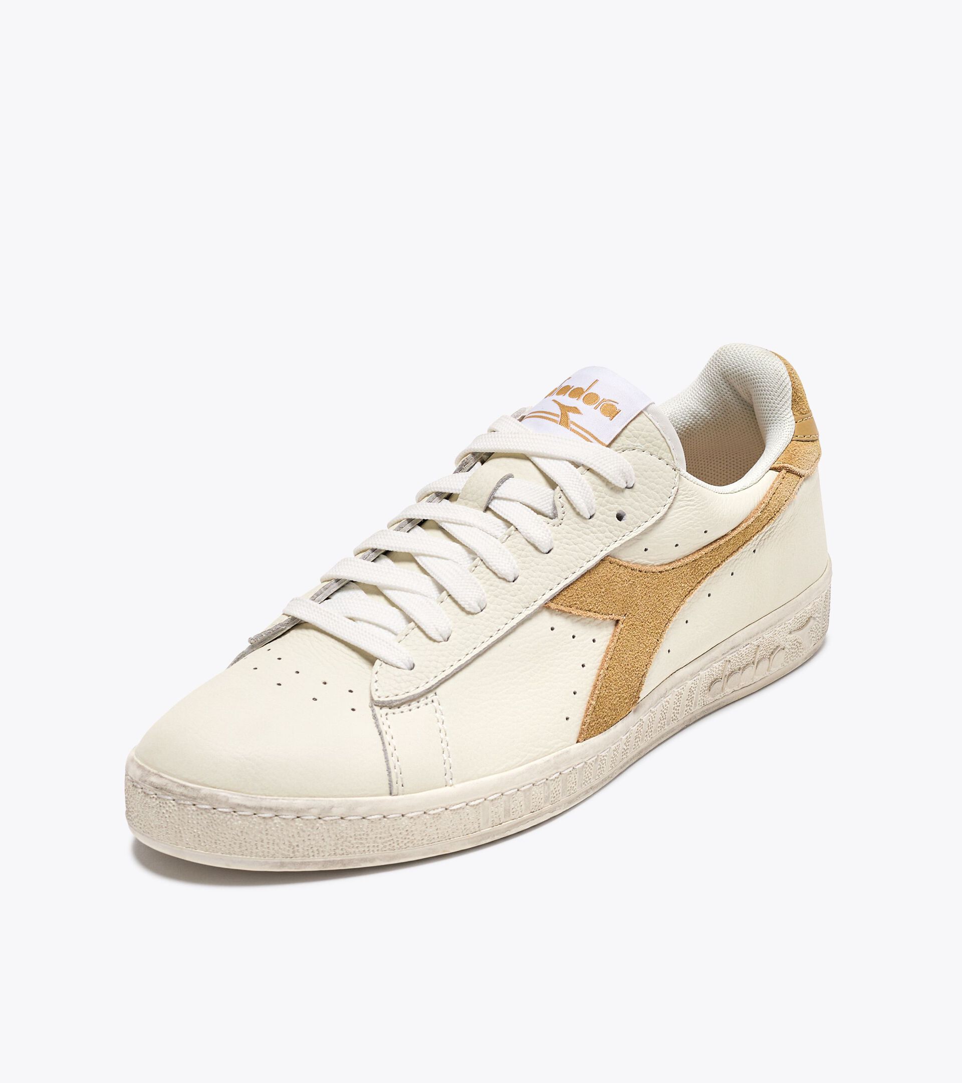 Sporty sneakers - All-Gender GAME L LOW WAXED SUEDE POP WHITE/LATTE - Diadora