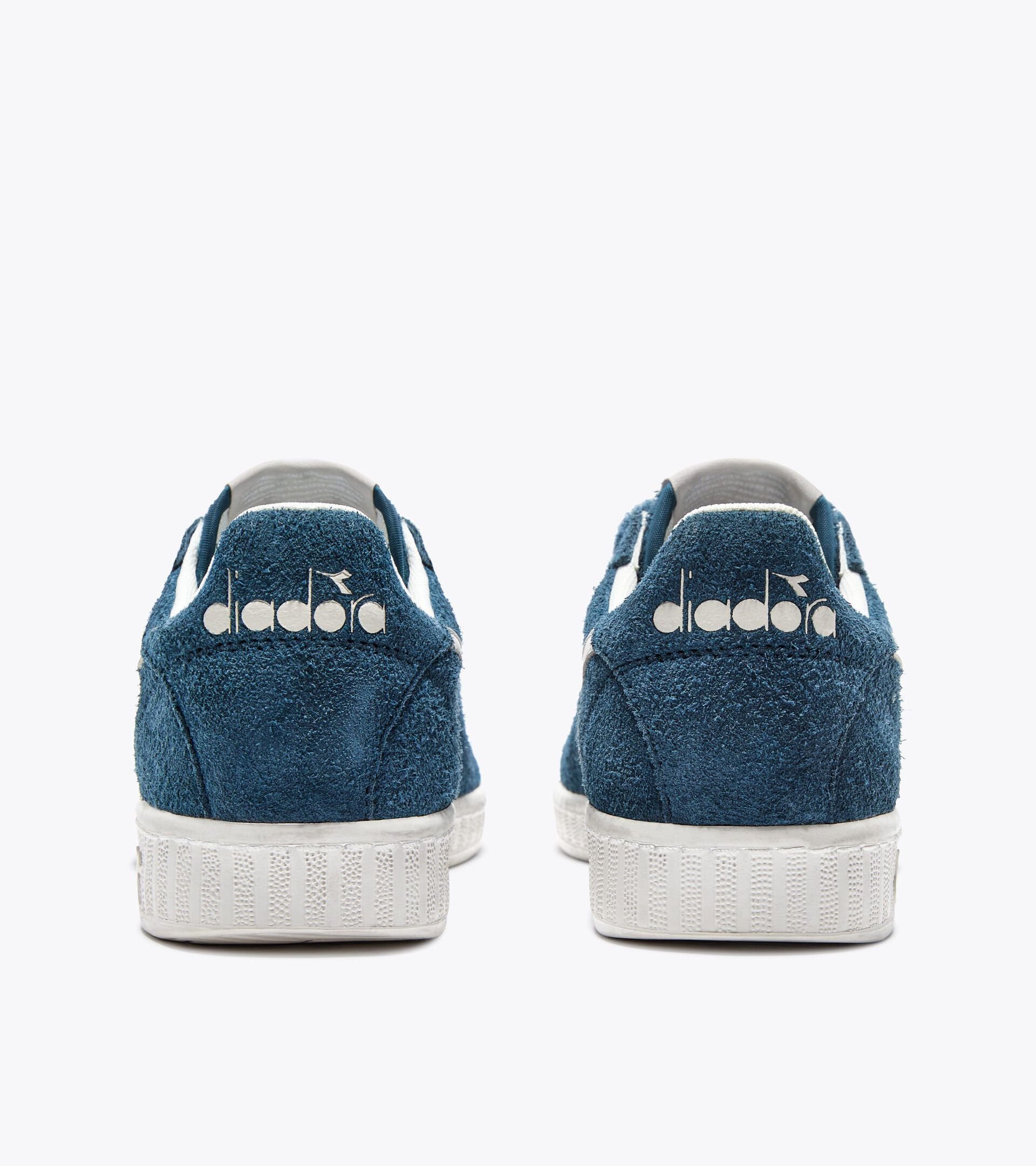 Sporty sneakers - All-Gender GAME LOW SUEDE WAXED LEGION BLUE - Diadora