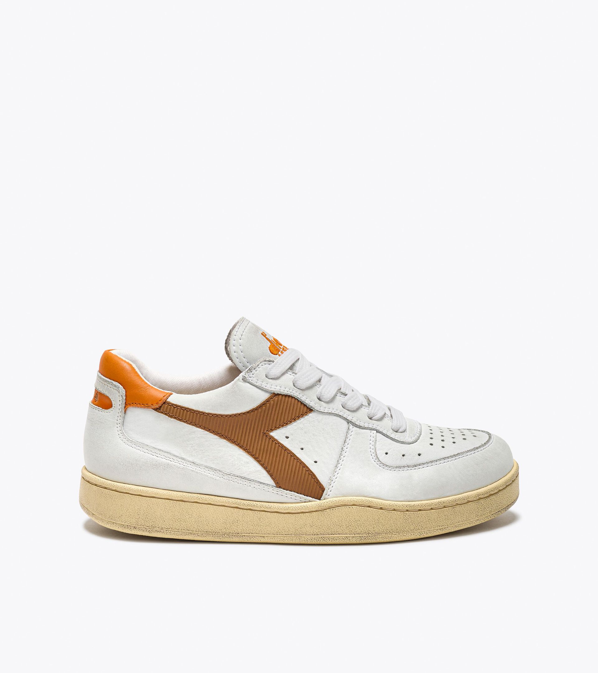 Heritage shoe - Gender Neutral MI BASKET LOW USED WHITE/CARAMEL - Diadora