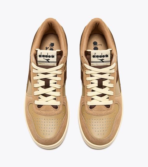 MAGIC BASKET LOW SUEDE LEATHER, BEIGE CROISSANT Zapatilla deportiva - Para todos los géneros MAGIC BASKET LOW SUEDE LEATHER BEIGE CROISSANT - Diadora
